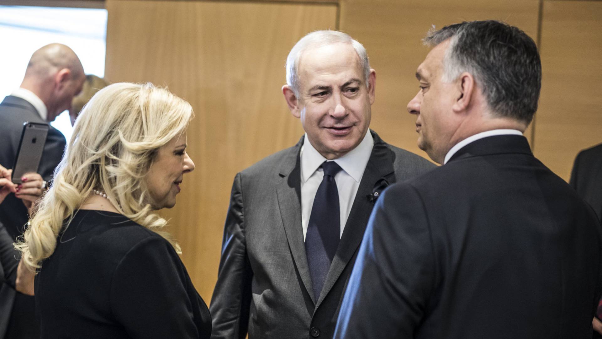 Netanjahu felesége erőszakkal akart bemenni a pilótafülkébe, miután nem köszöntötte a pilóta