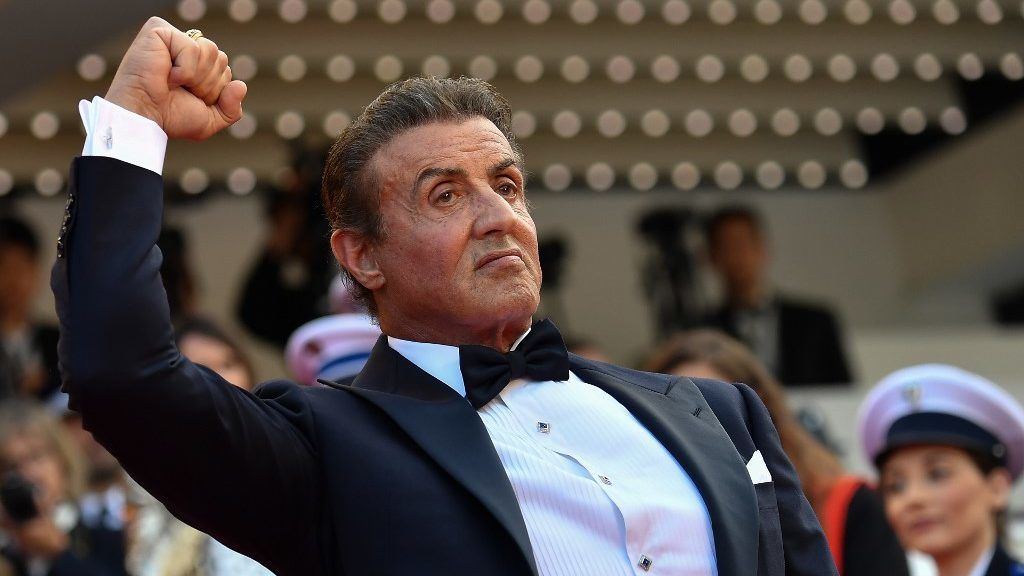 Stallone még 73 évesen is jól bánik az íjjal