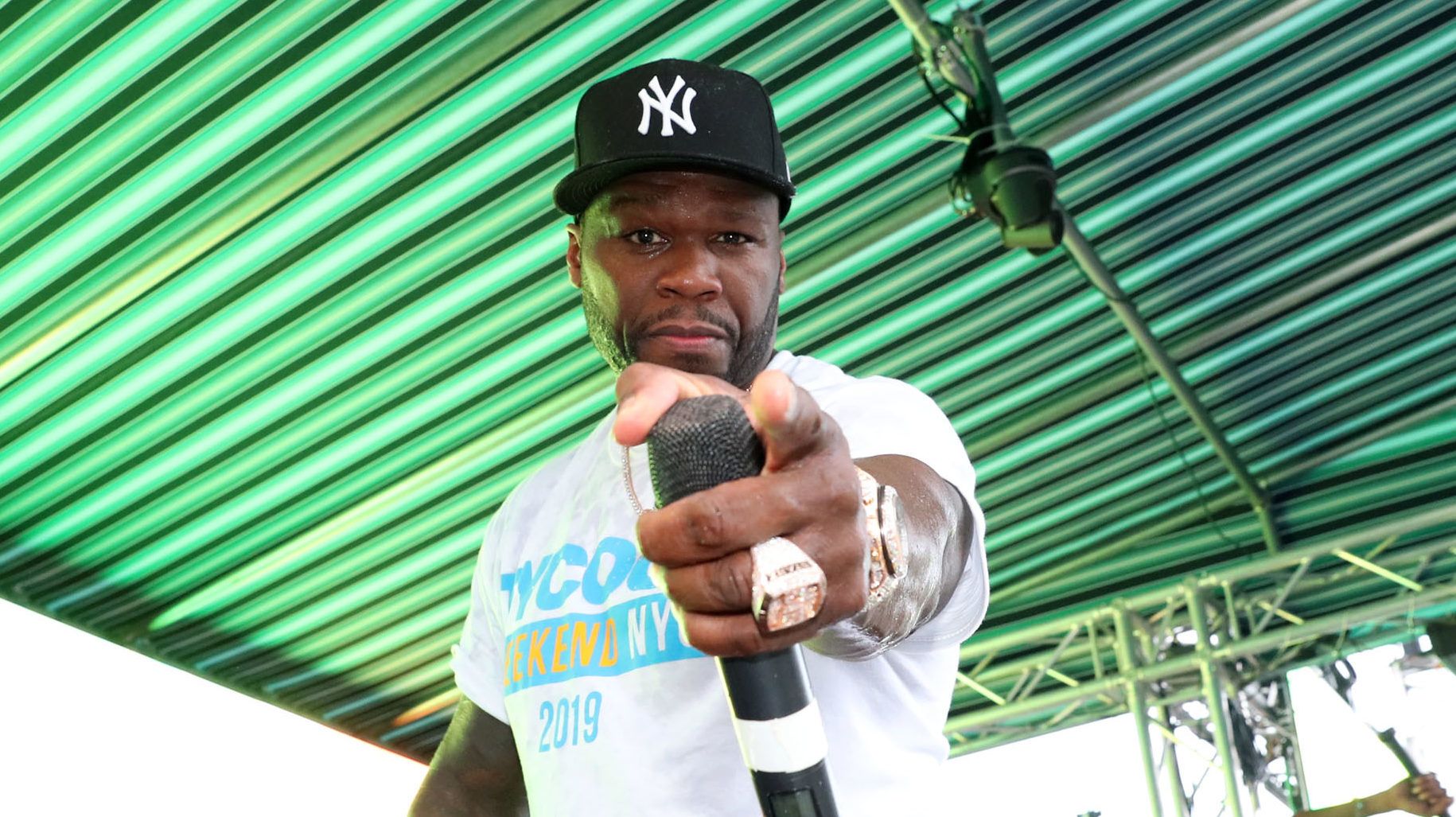 50 Cent öltönye olyan, mint a ruhád, mikor elsétálsz sötétben a mozivászon előtt