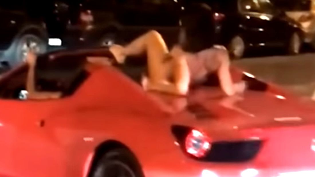 Ferrari tetején vonagló pucér nőt vettek videóra – keresik az ibizai rendőrök