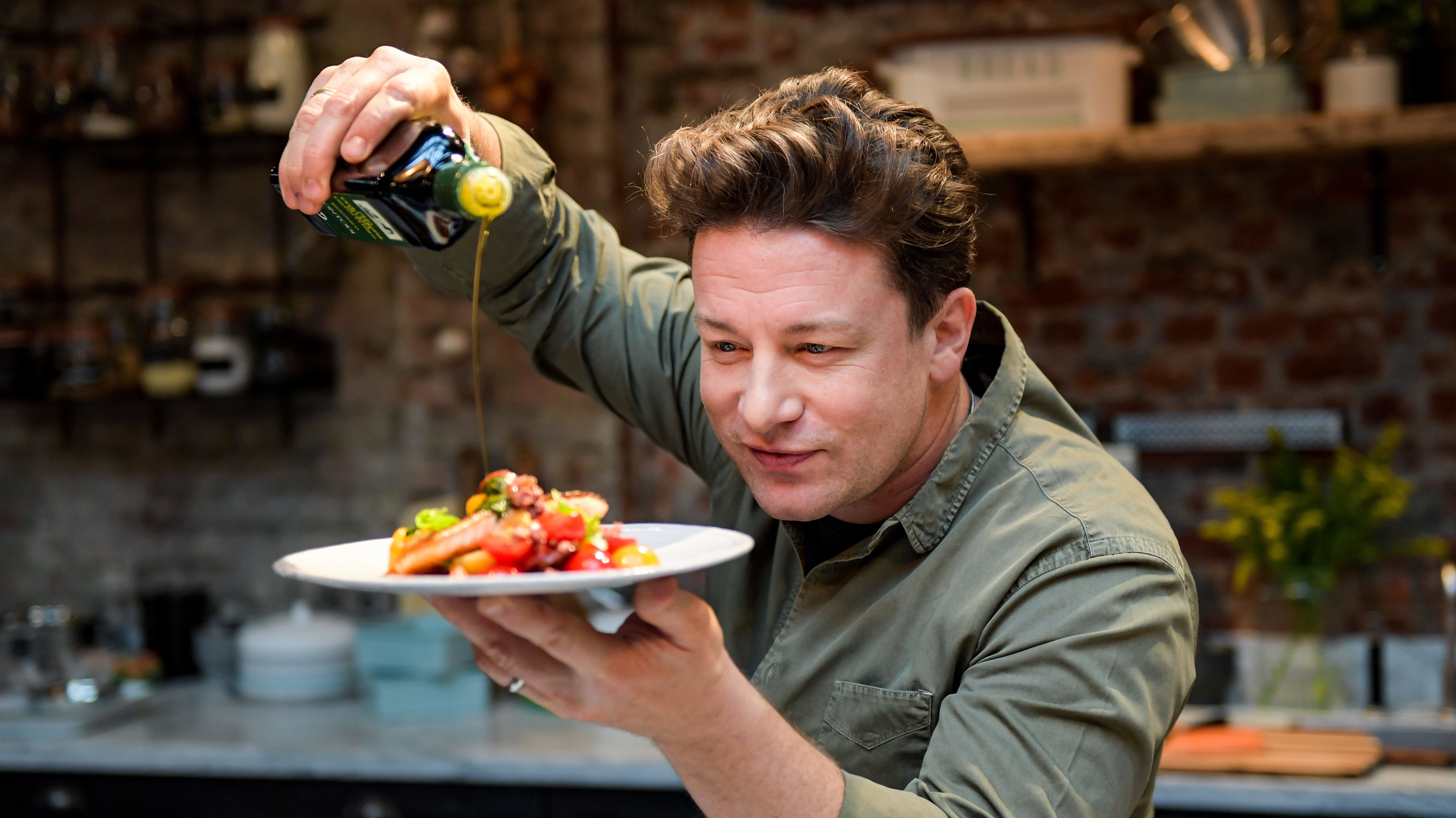 Jamie Oliver etikus vállalatot hozna létre összeomlott étterembirodalmából