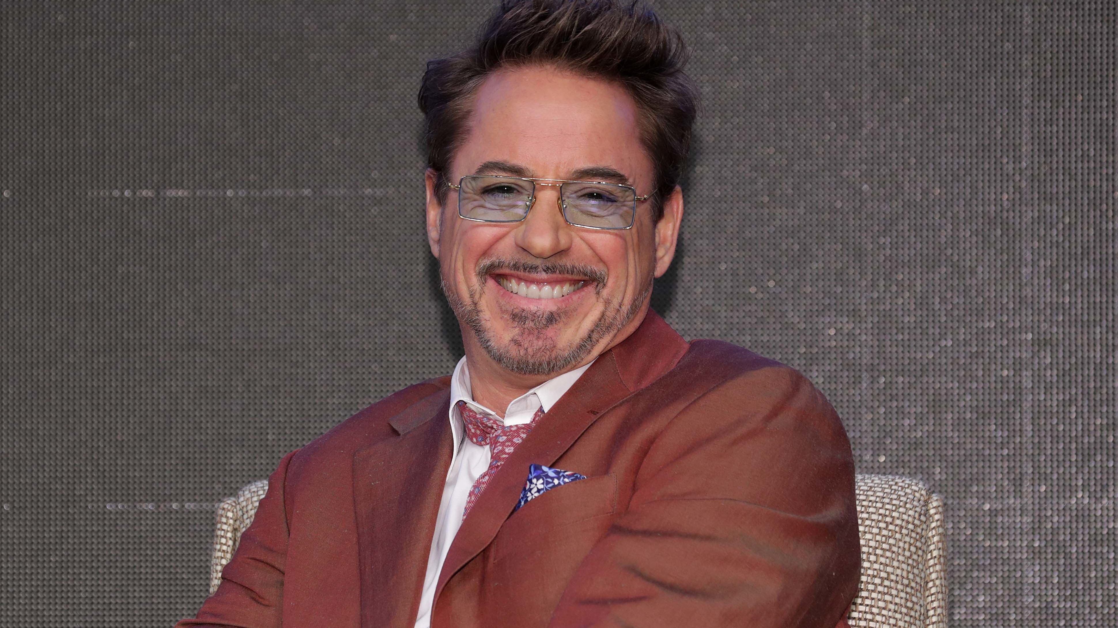 Robert Downey Jr.-t egyszer kidobták Disneylandből, mert füvet szívott egy gondolában