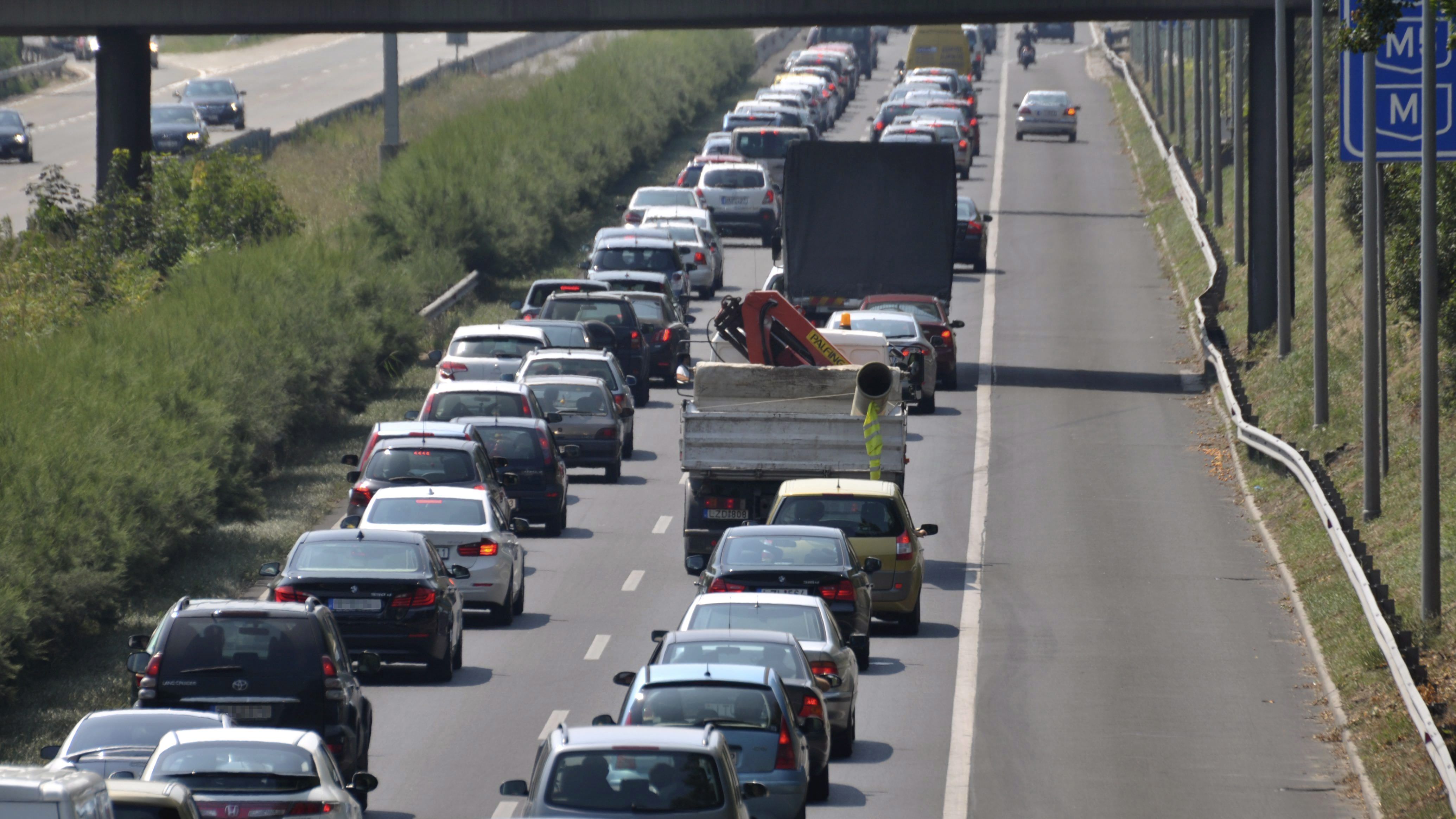 15 kilométeres a dugó a Balaton felé az M7-esen