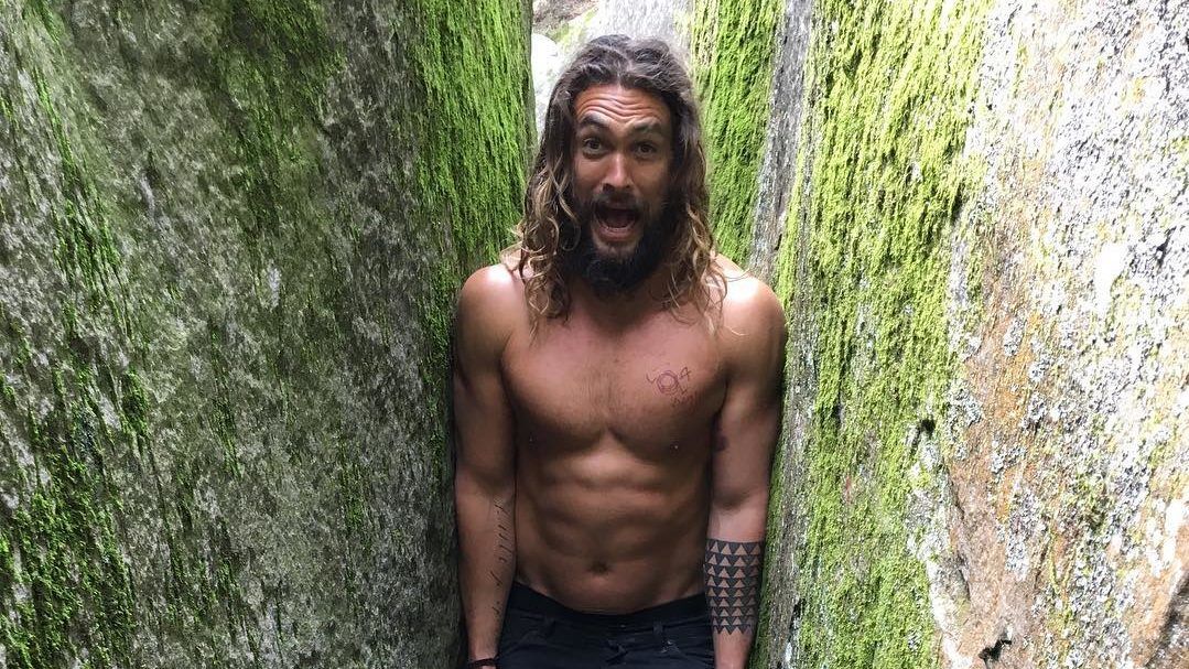 Jason Momoa órákra beragadt egy liftbe, Instagramon közvetítette is