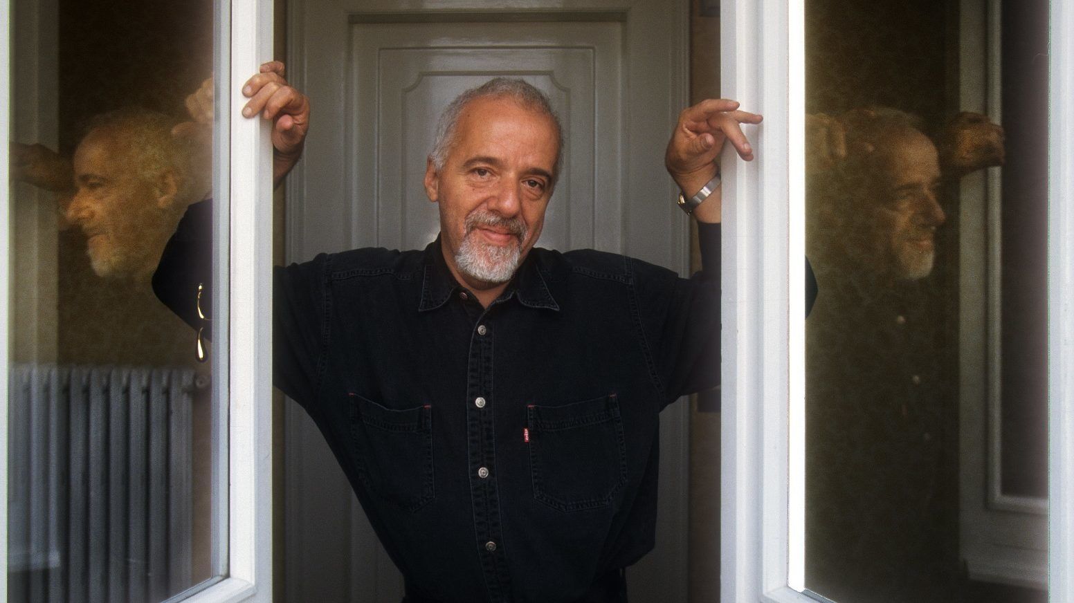 Paulo Coelho bocsánatot kért Macrontól