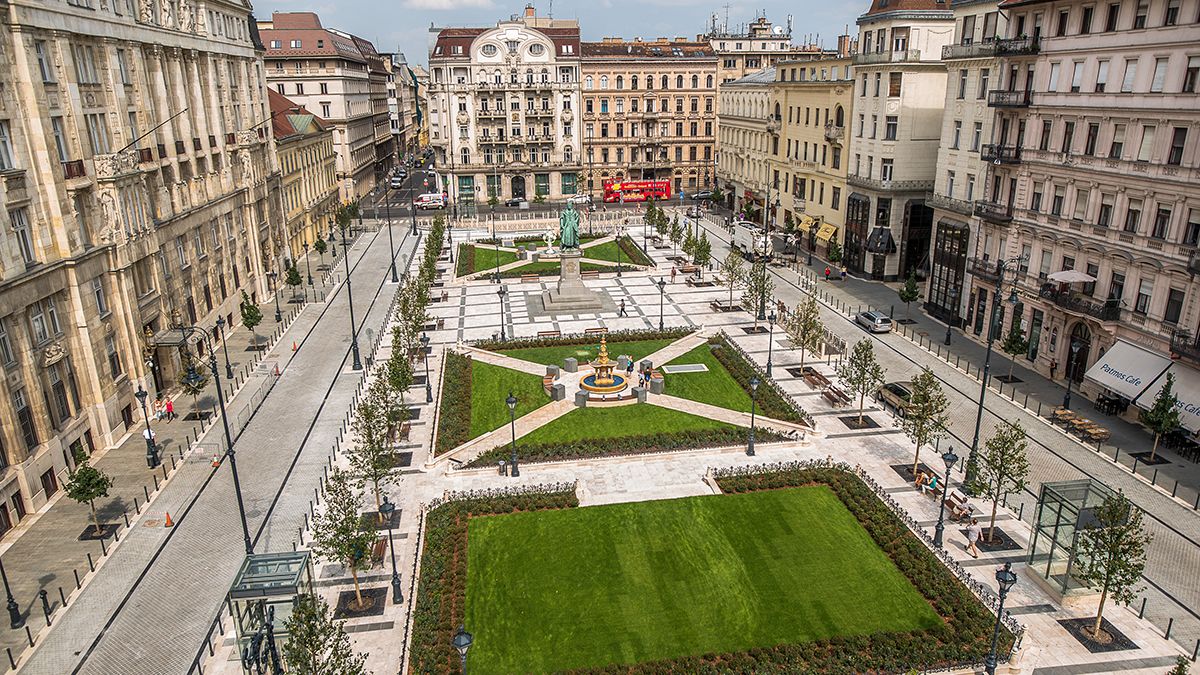 Nem vonzza az embereket a térköves, porcelános József nádor tér