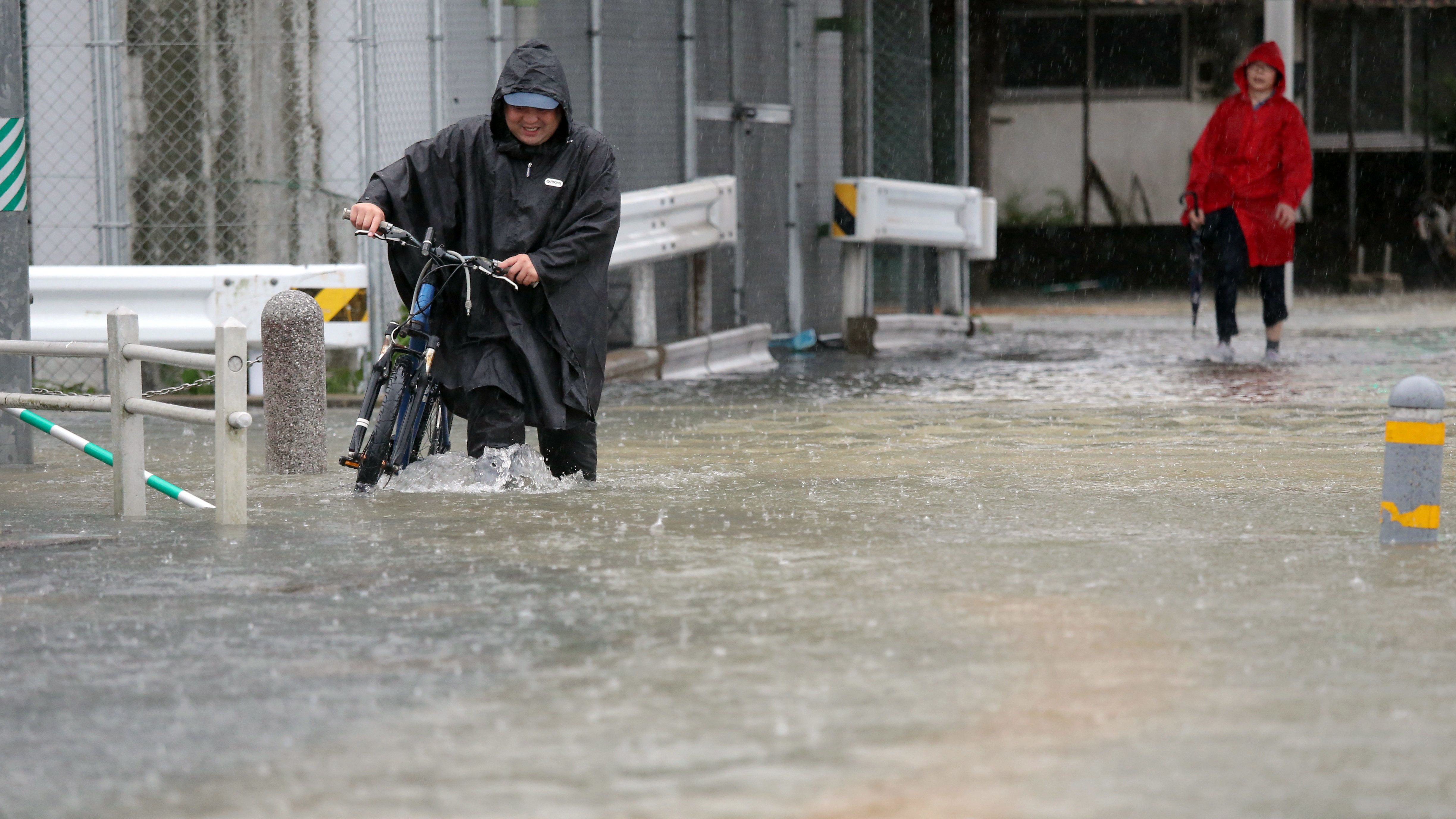 Autójukkal együtt vitte az árhullám a Japán ítéletidő halálos áldozatait