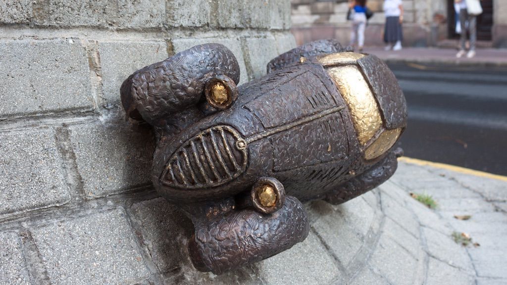 Rejtő Jenő klasszikusának és Noé bárkájának miniszobra bukkant fel Budapest utcáin