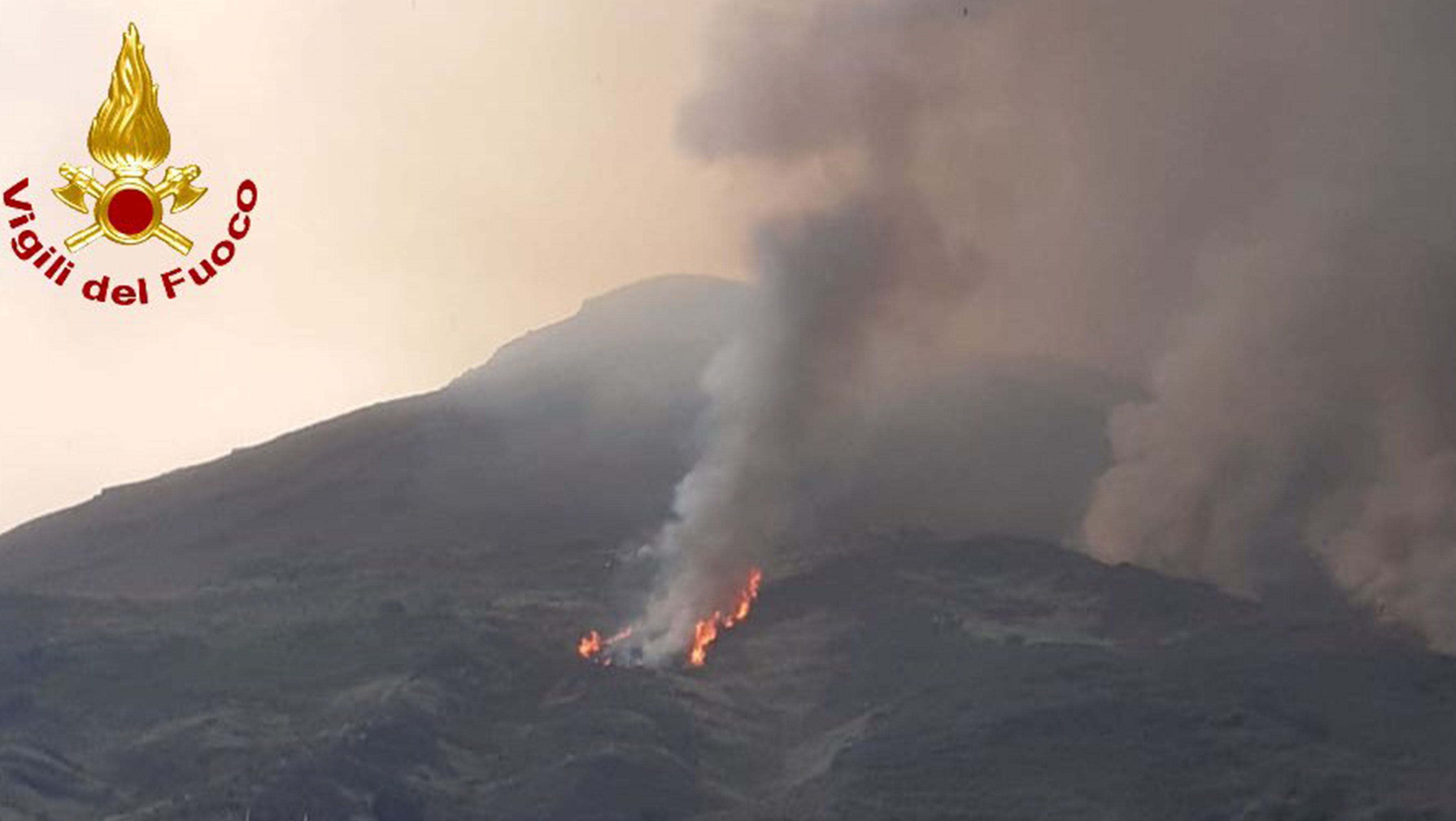 Hatalmas robbanással kitört a Stromboli vulkán