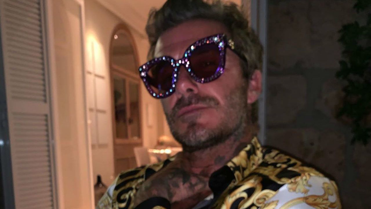 David Beckham felvette Elton John ruháit, és ezt mindenkinek látnia kell
