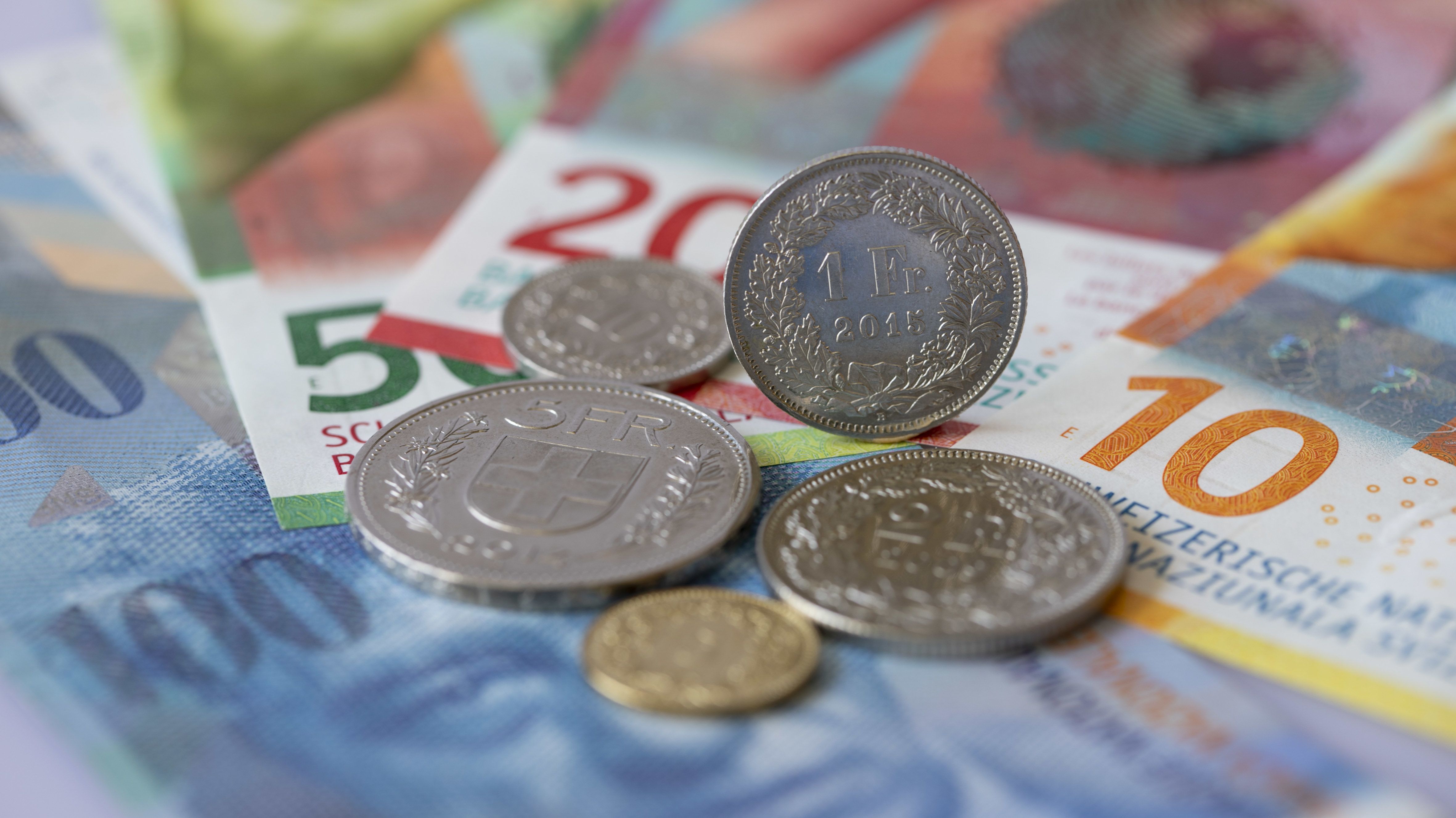 Történelmi mélypont: 332 forint közelében az euró