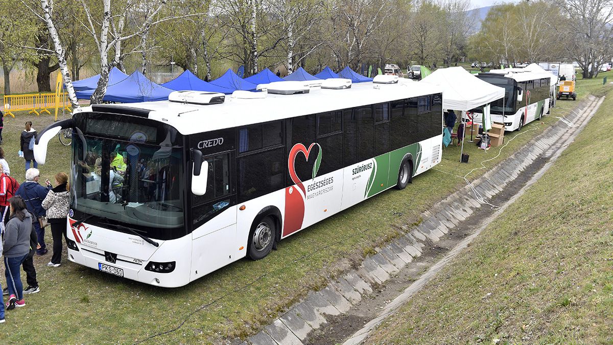 Életek múlnak a szűrőbuszokon, de egy év csúszás után sem sikerült elkészíteni őket