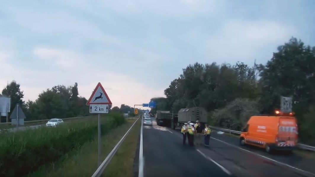 Előkerült egy videó a balesetről, ahol hat katonai jármű ütközött össze