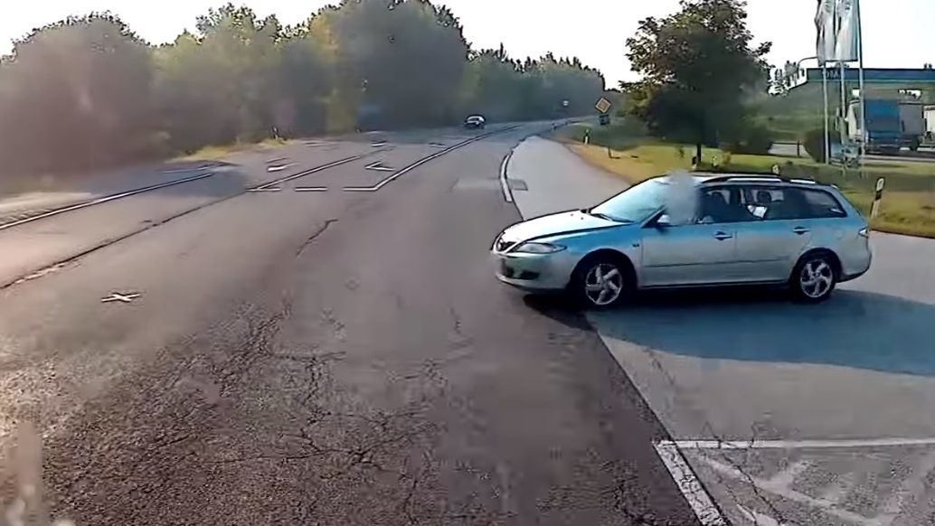 Hajmeresztő videó: centikre állt meg egy teherautó az elé kanyarodó autótól