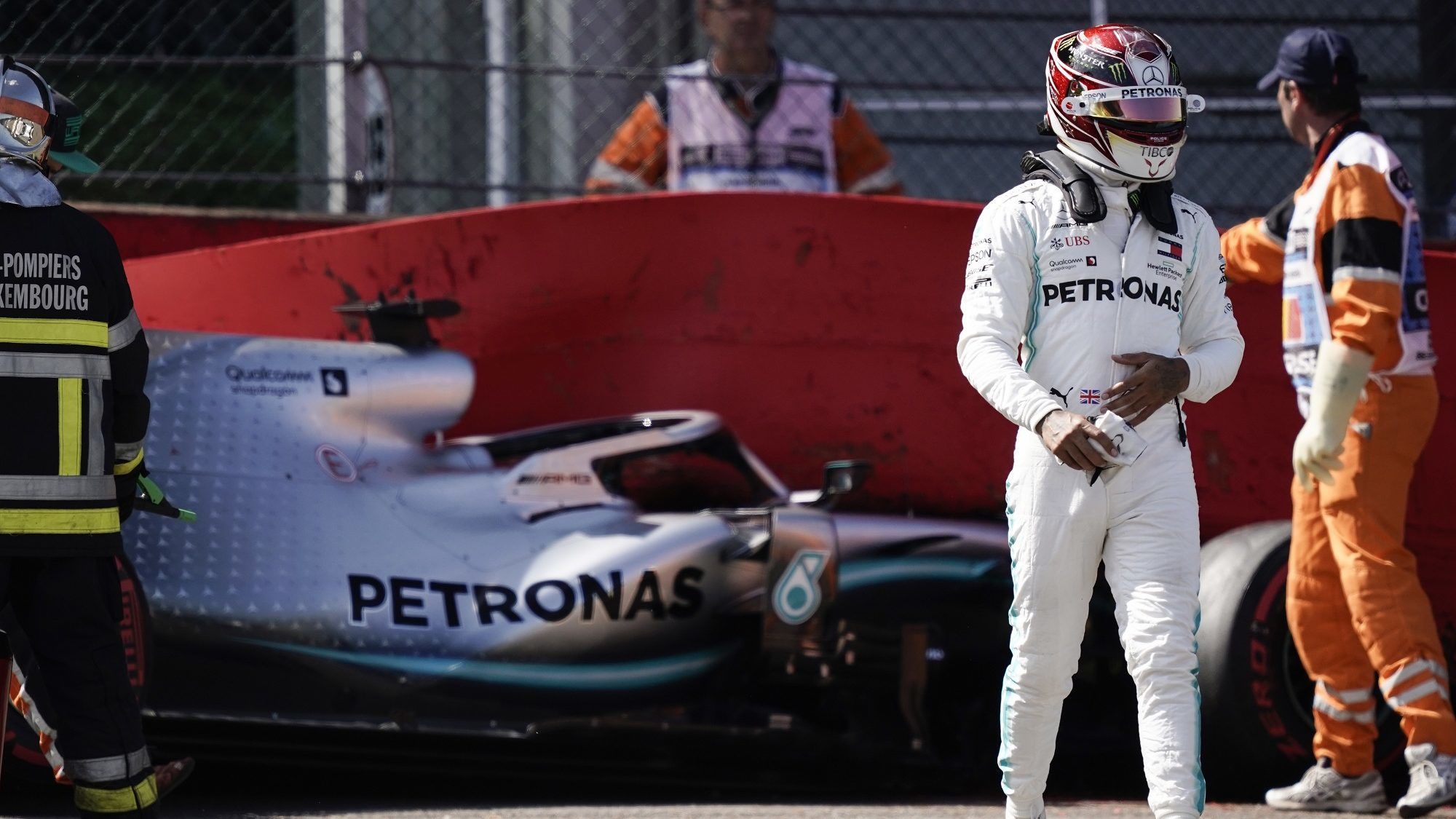 Lewis Hamilton a harmadik szabadedzésen beleszaladt a falba