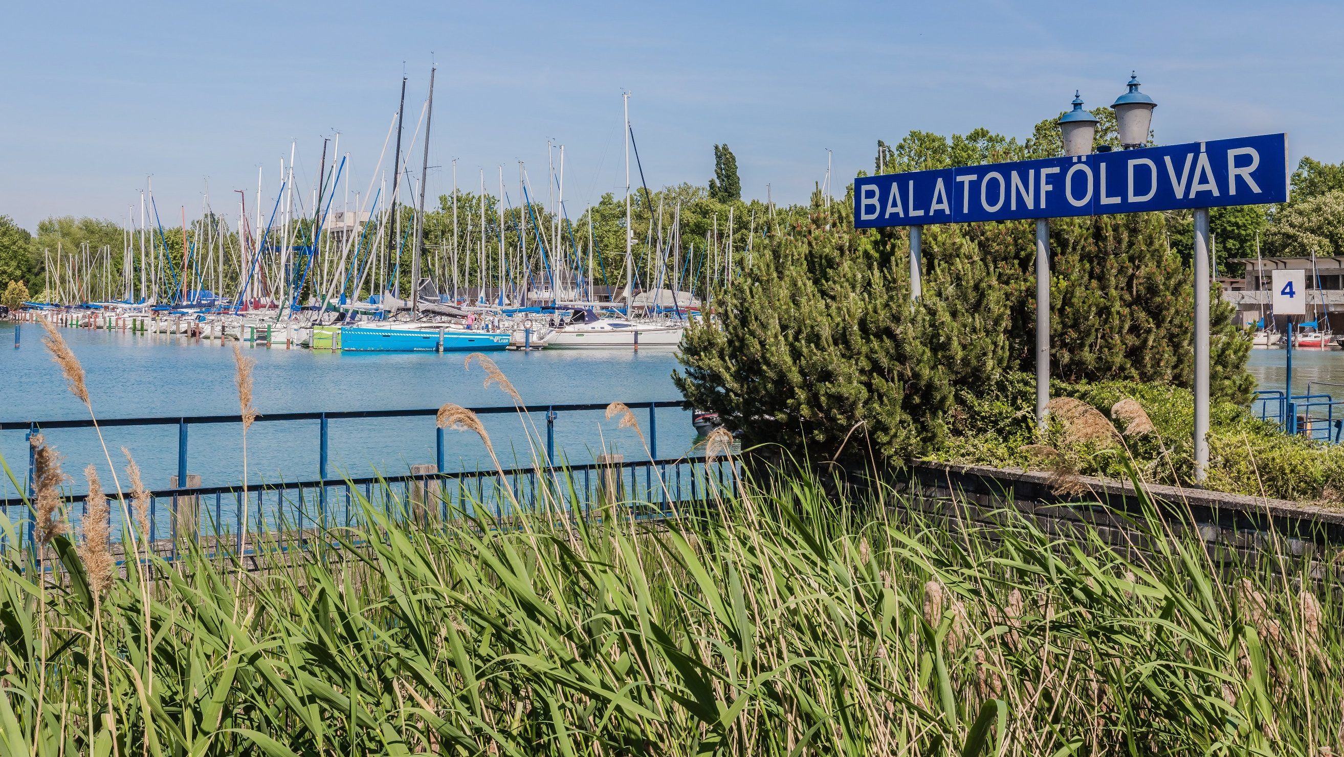 Fülkében öltöző nőket kamerázott egy férfi a balatonföldvári strandon