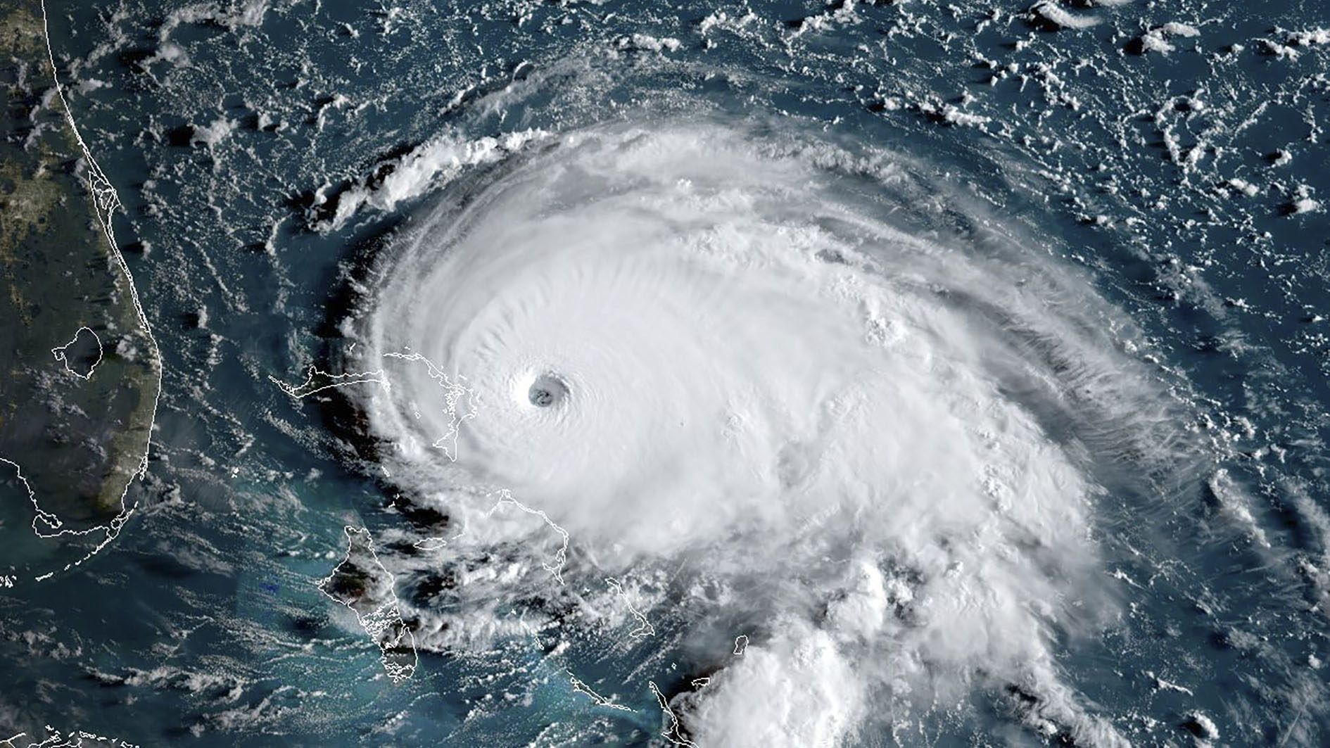 Gyönyörű, de nagyon ijesztő – így néz ki az űrből a Dorian hurrikán