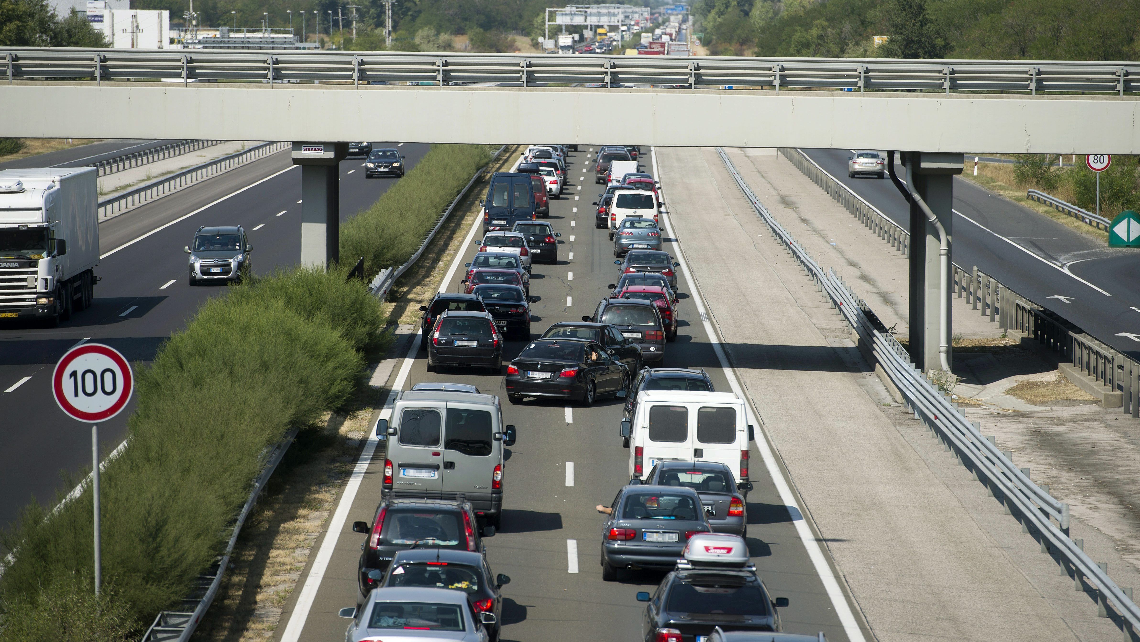 Több kilométeres dugó van az M0-áson