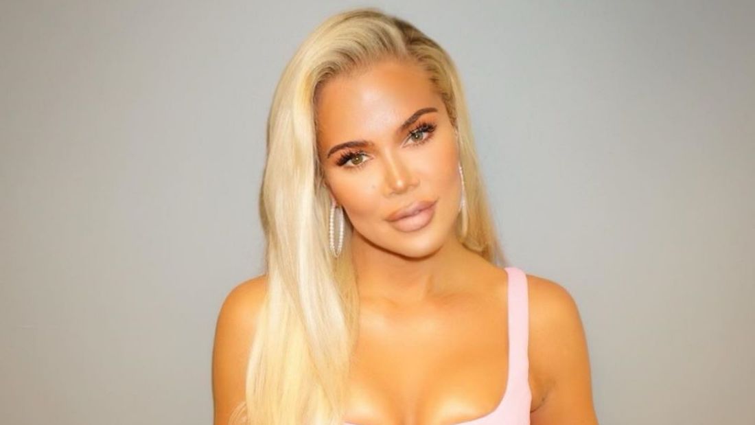 Vajon egészséges, hogy Khloe Kardashian ezt csinálja a melleivel?