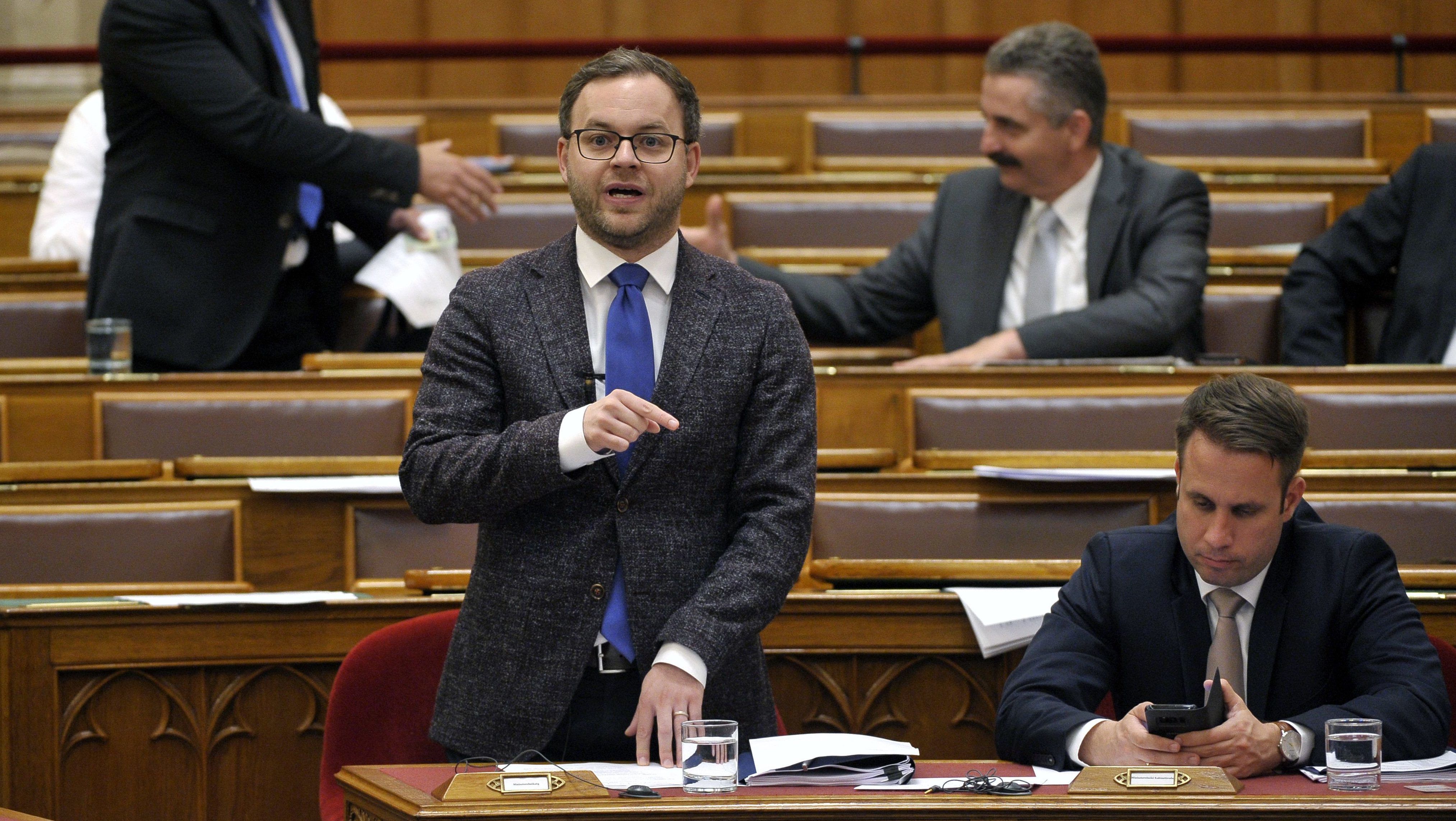 A Miniszterelnökség azonnali belső vizsgálatot rendelt el a trágyaszagért felelőssé tett nem létező cég ügyében