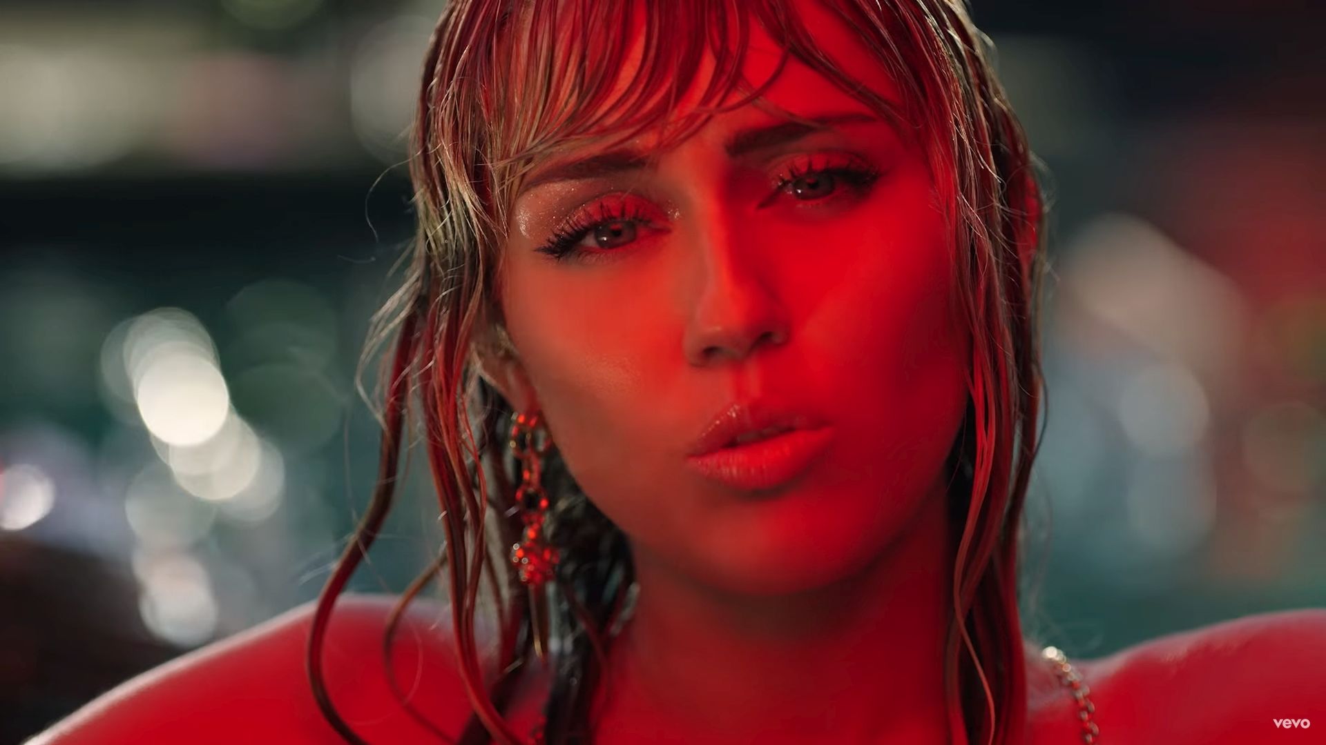 Miley Cyrus egy nagyon unja a drogozós házibulit szakításáról szóló számának klipjében