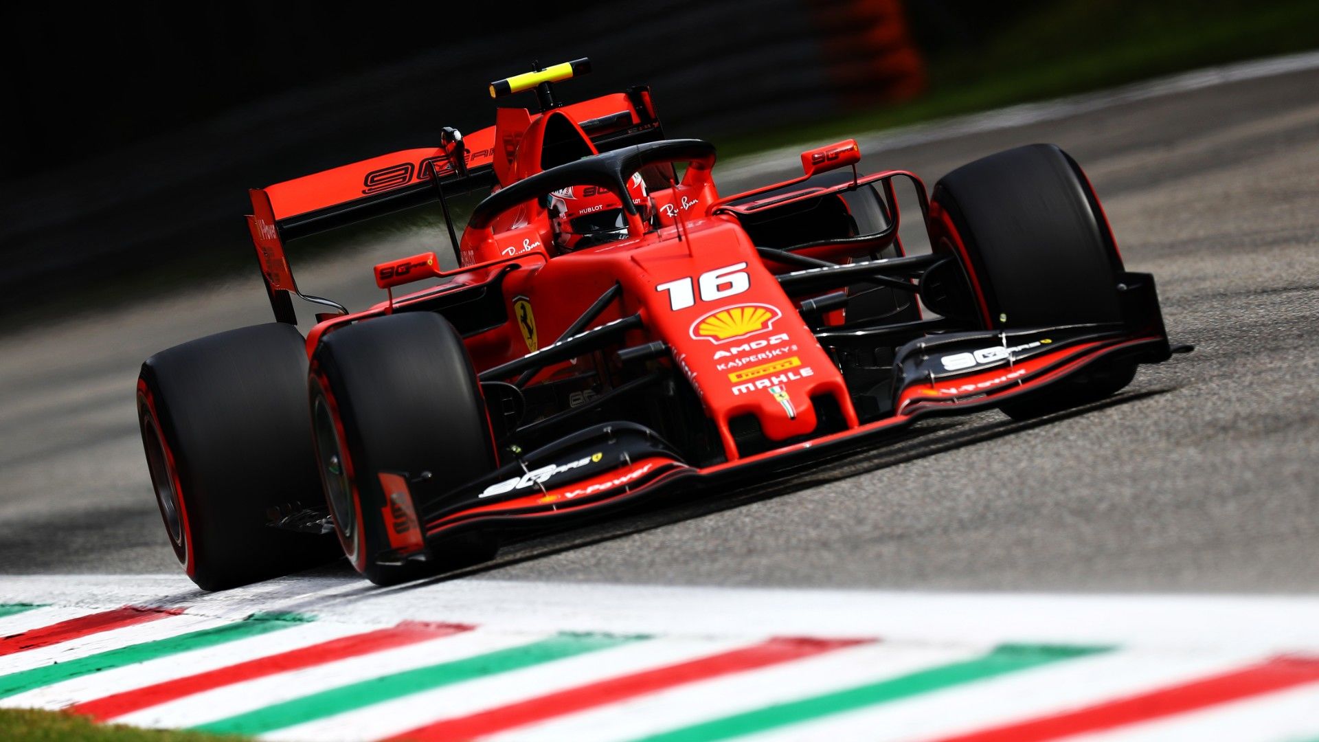 Leclerc indul az élről, Räikkönen megint összetörte az Alfa Romeót