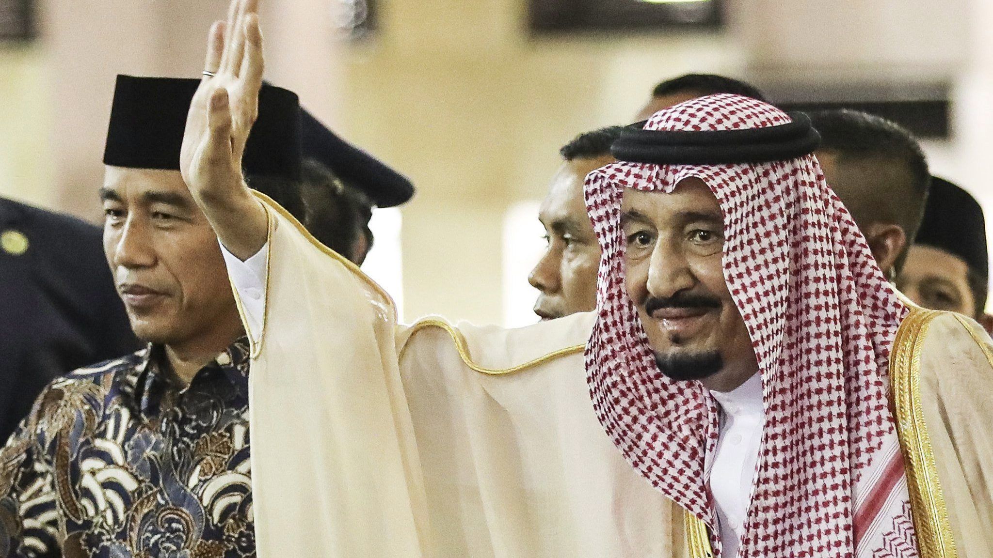 Leváltotta miniszterét, majd egyik fiát nevezte ki a helyére a szaúdi király