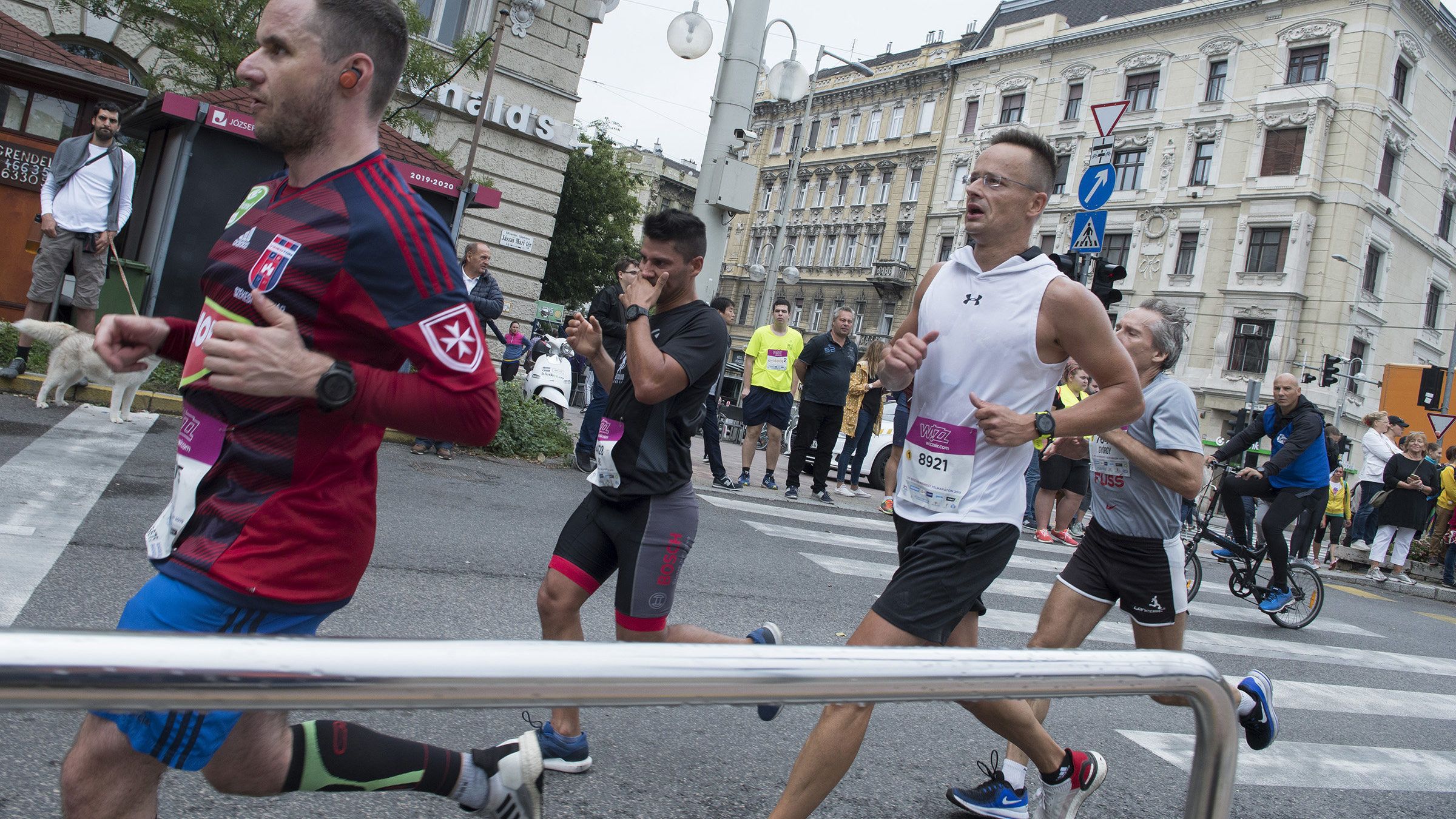 Az állami hírügynökség jelentette: Szijjártó Péter egy percet javított tavalyi félmaraton futása időeredményén