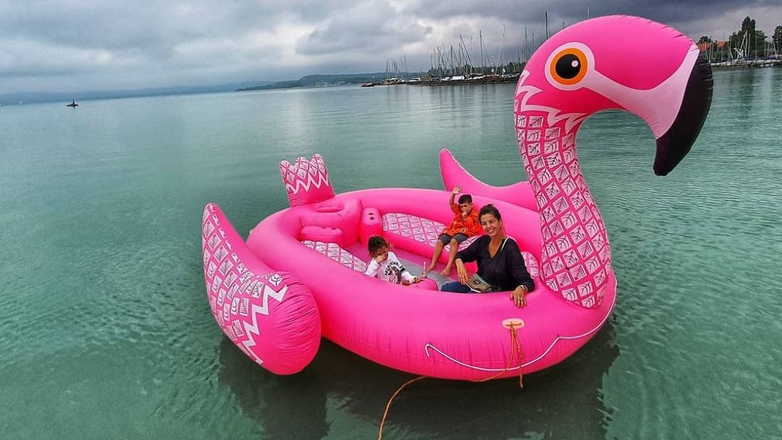 Nánási Pál akkora felfújható flamingót vett Ördög Nórának, hogy élni is lehetne benne