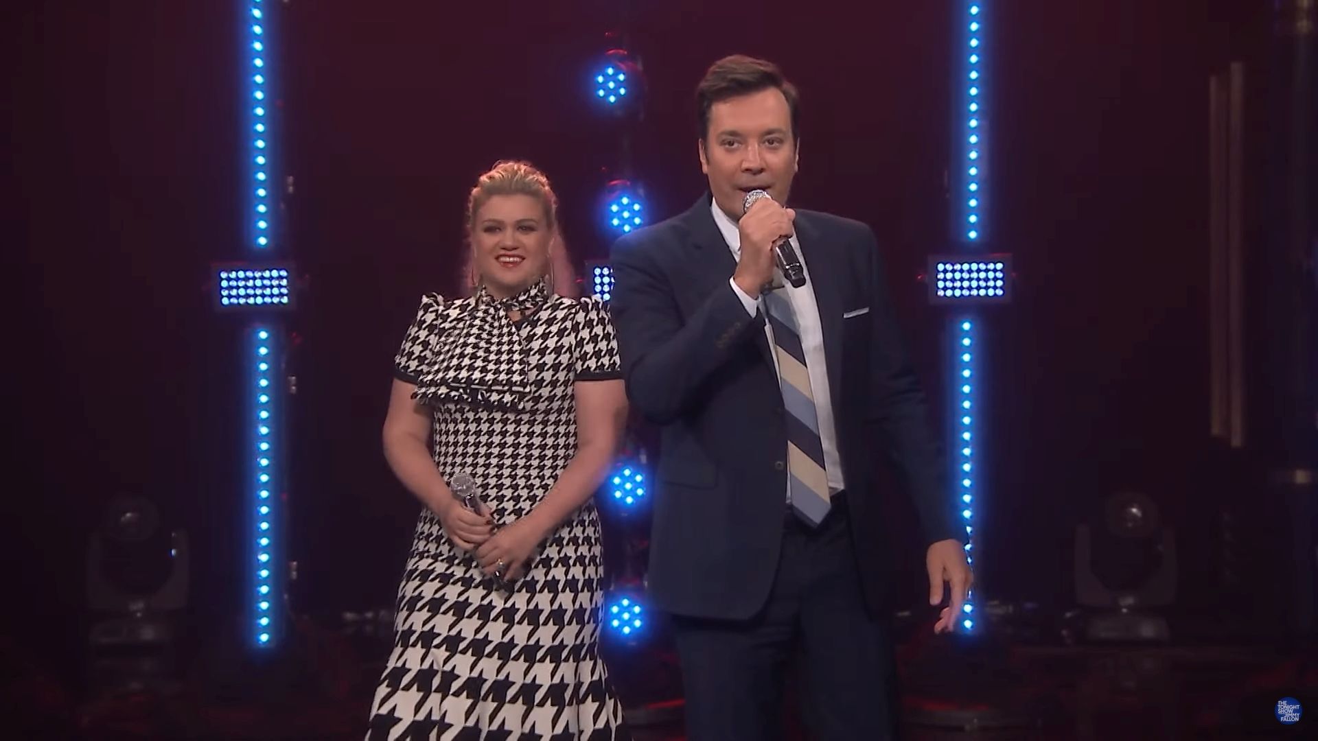 Jimmy Fallon és Kelly Clarkson azon versenyzett, ki tud több dalt énekelni ugyanarra az ütemre