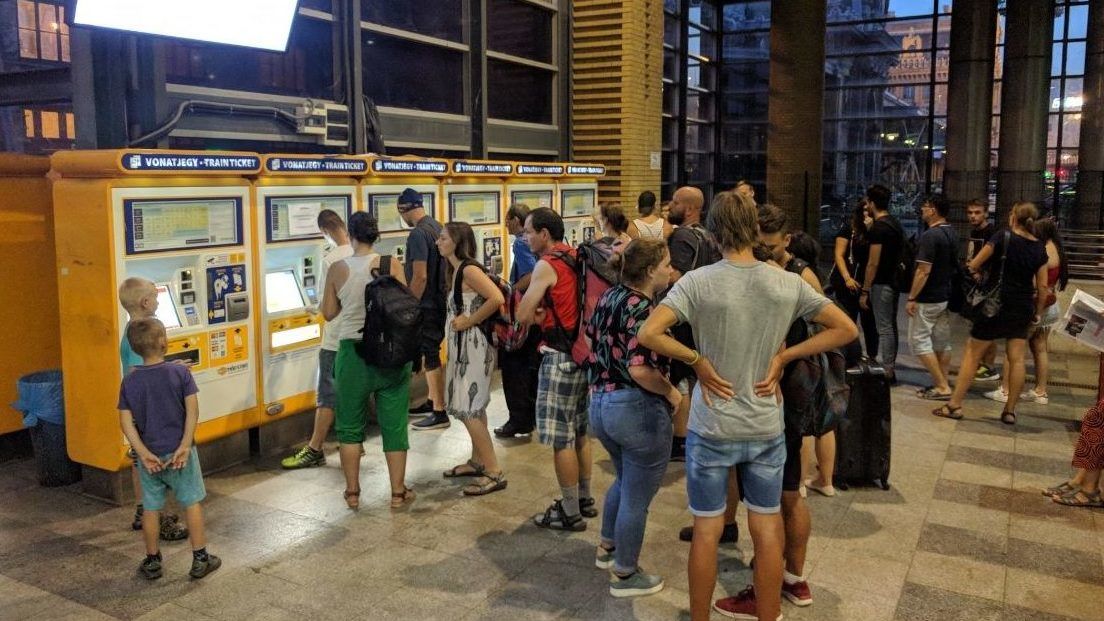Totális leállás a MÁV-nál: nem működnek a jegykiadó automaták, és online jegyet sem lehet venni