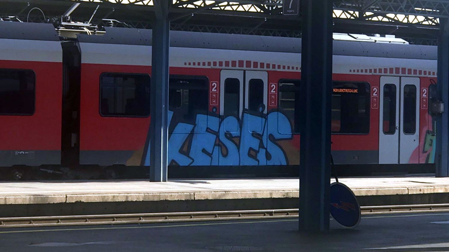 Nem szép dolog, de egy vasúti kocsira felfújták a legőszintébb graffitit