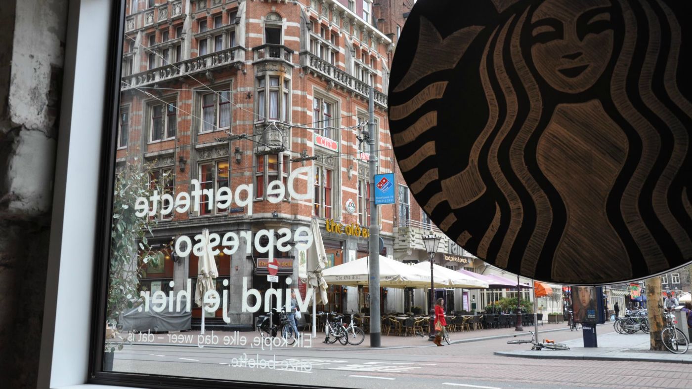 Több mint ötven országot járt be, hogy mindenütt elmenjen a Starbucksba, pedig már utálja a kávéjukat