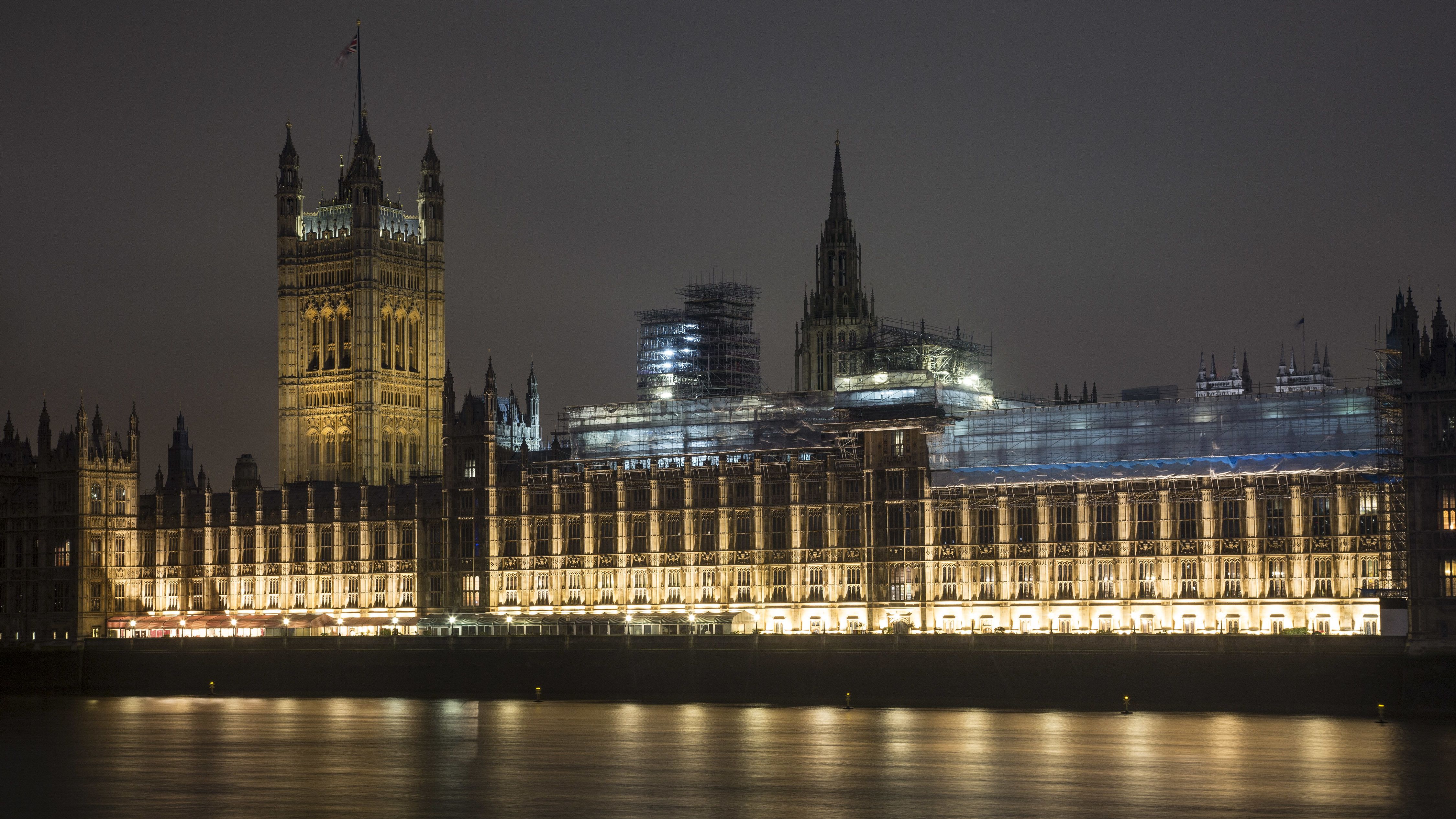 Jogtalanul függesztették fel a brit parlament ülésezését