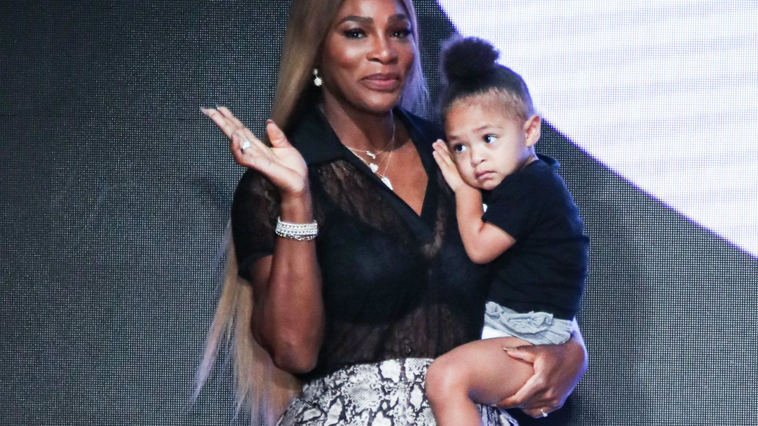 Serena Williams a félelmet bátorsággá változtató nőknek csinált ruhát