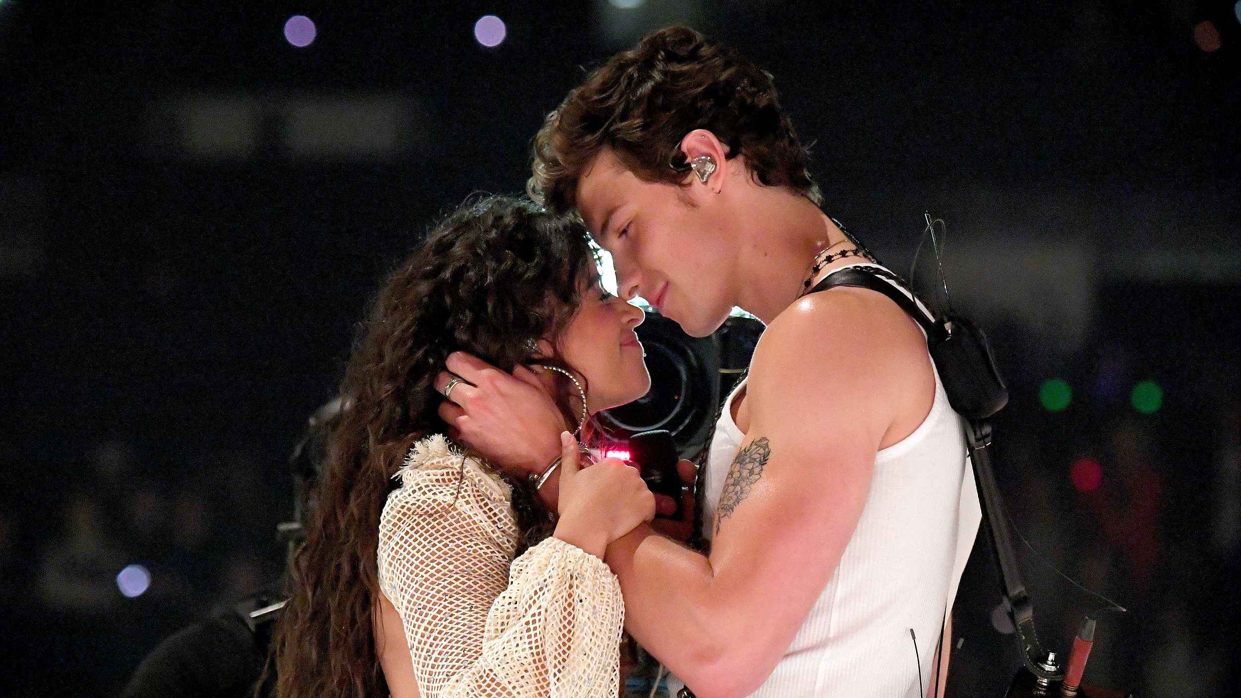 A netezők szerint Camila Cabello és Shawn Mendes úgy smárol, mint a halak, videóval válaszoltak