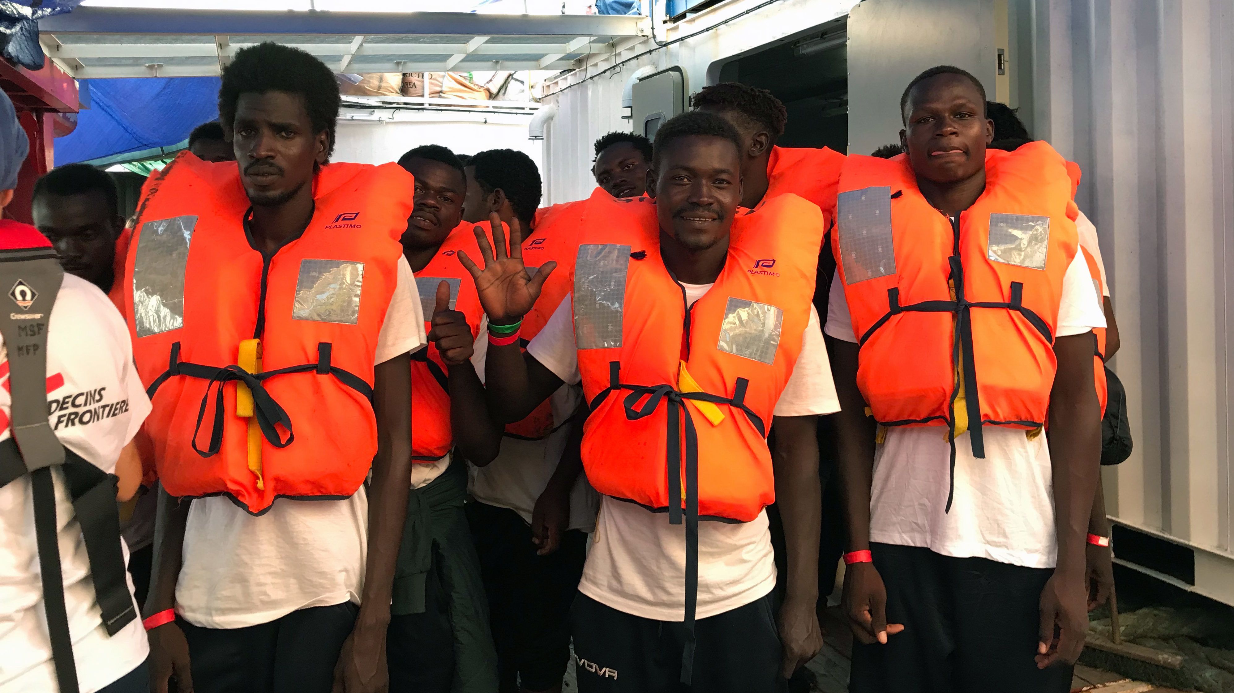 Olaszország engedi a mentőhajók kikötését, egy feltétellel