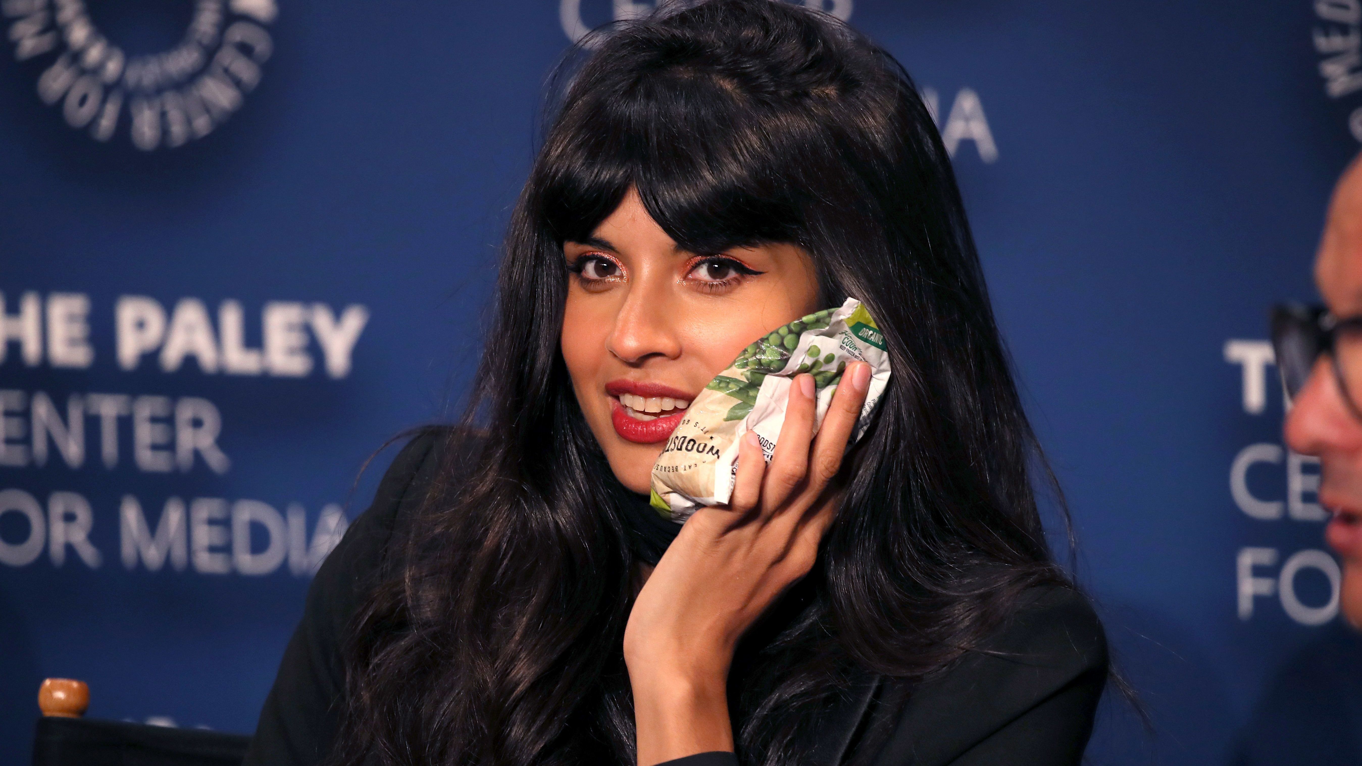 Jameela Jamil egy zacskó mirelit borsóval vörös szőnyegezett