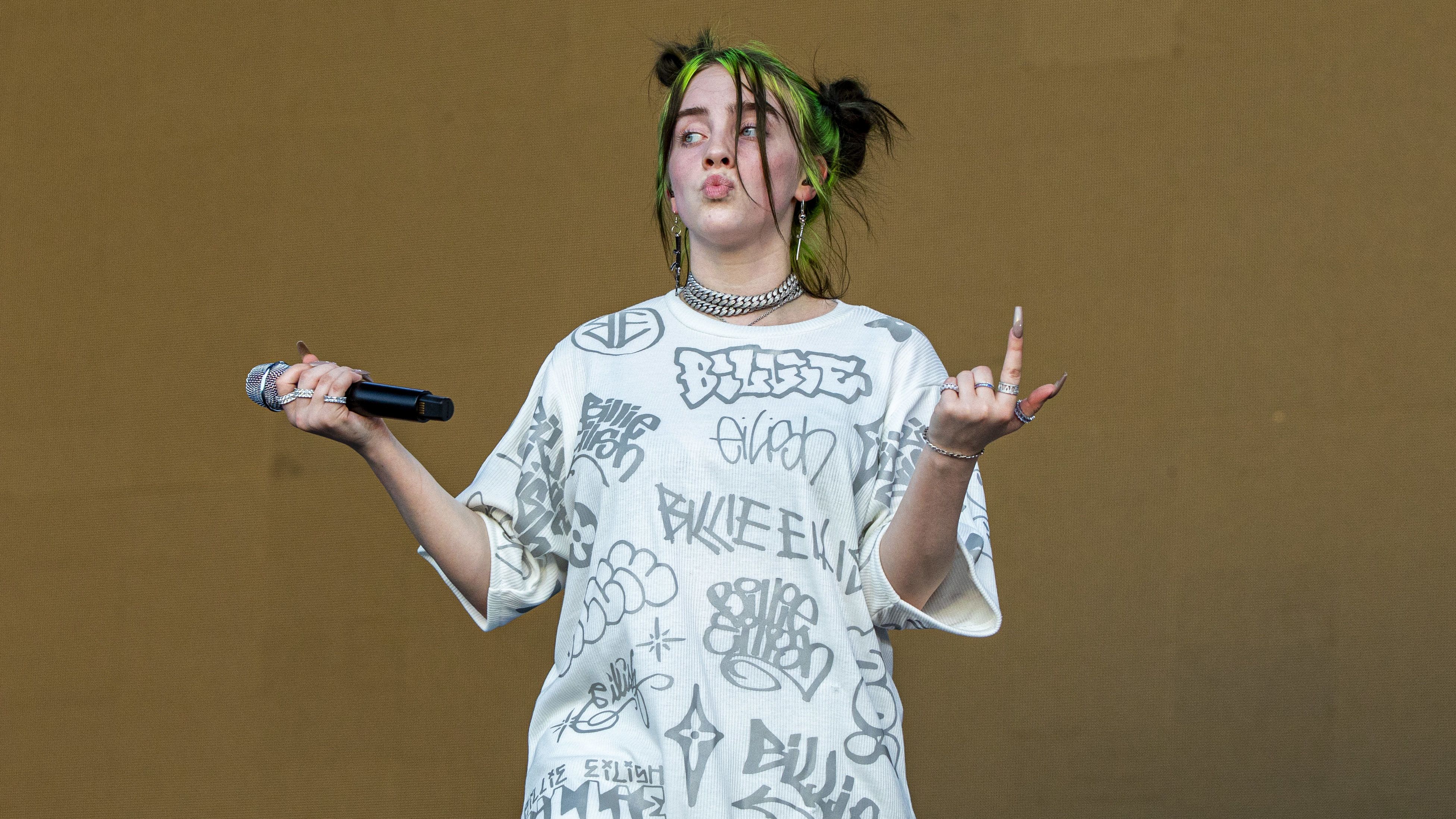 Billie Eilish üzent a külsejét kritizálóknak