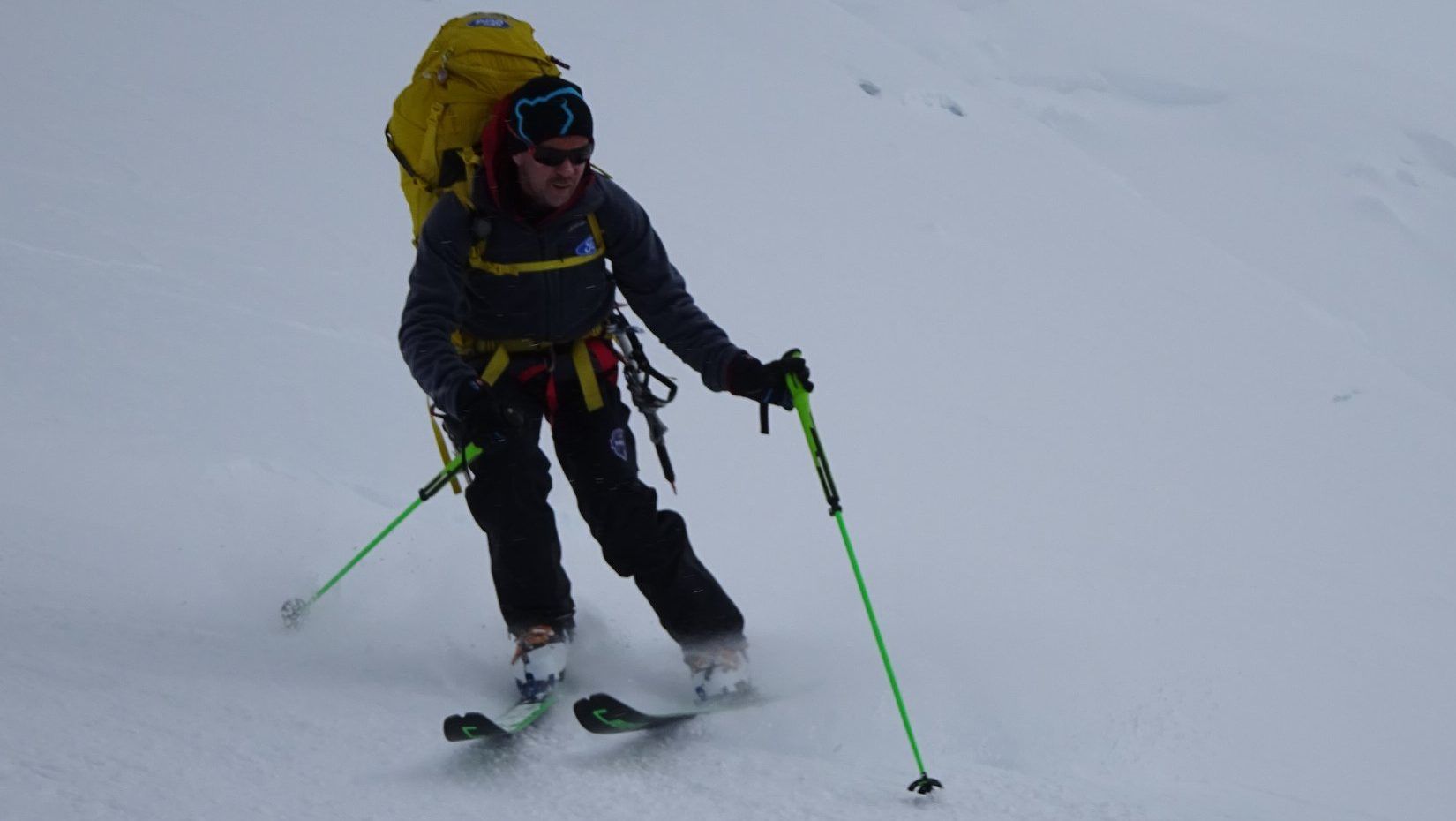 Meghalt a hegymászó, aki elsőként síelt le a Mount Everestről
