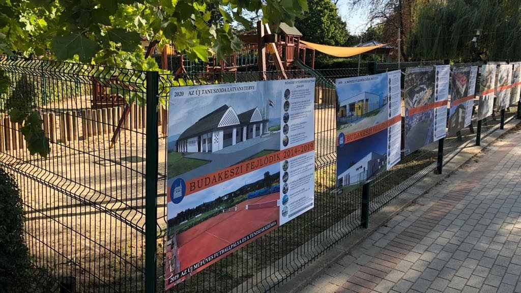 Budakeszi fideszes önkormányzata teleplakátolta a játszótér kerítését, hogy fejlődik a város