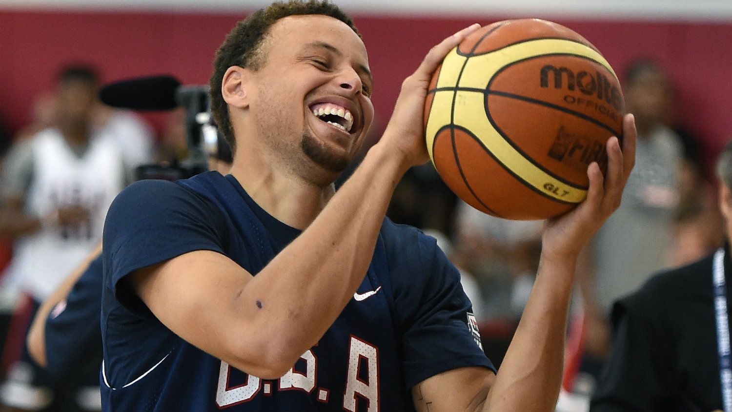 Steph Curry megmentené az amerikai kosarasok becsületét