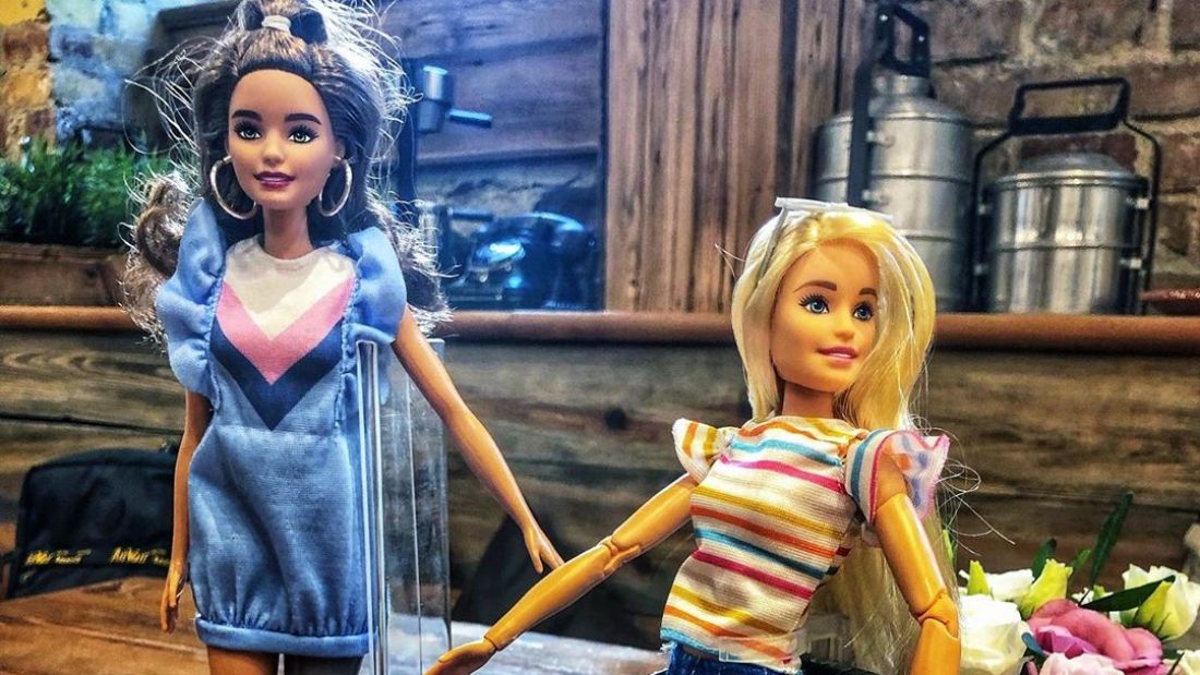 Már létezik kerekesszékes és műlábas Barbie baba is