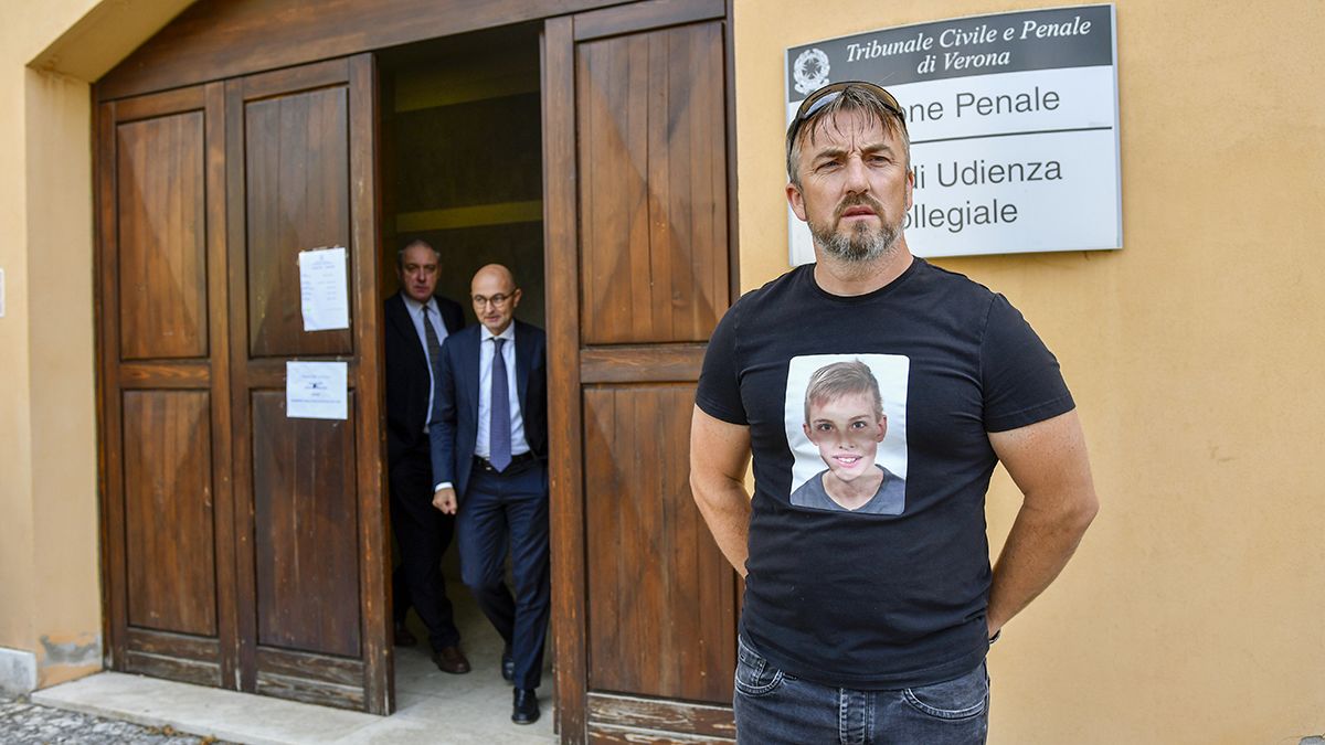 Elveszített gyerekeik fotójával demonstrálnak a veronai buszbaleset áldozatainak szülei az olasz bíróságon