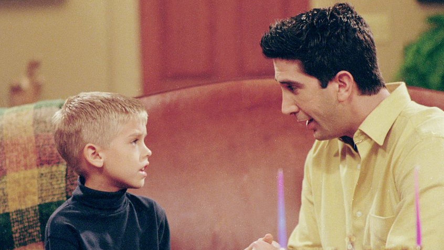 A Ross fiát alakító Cole Sprouse meglátogatta a Jóbarátok kultikus kanapéját