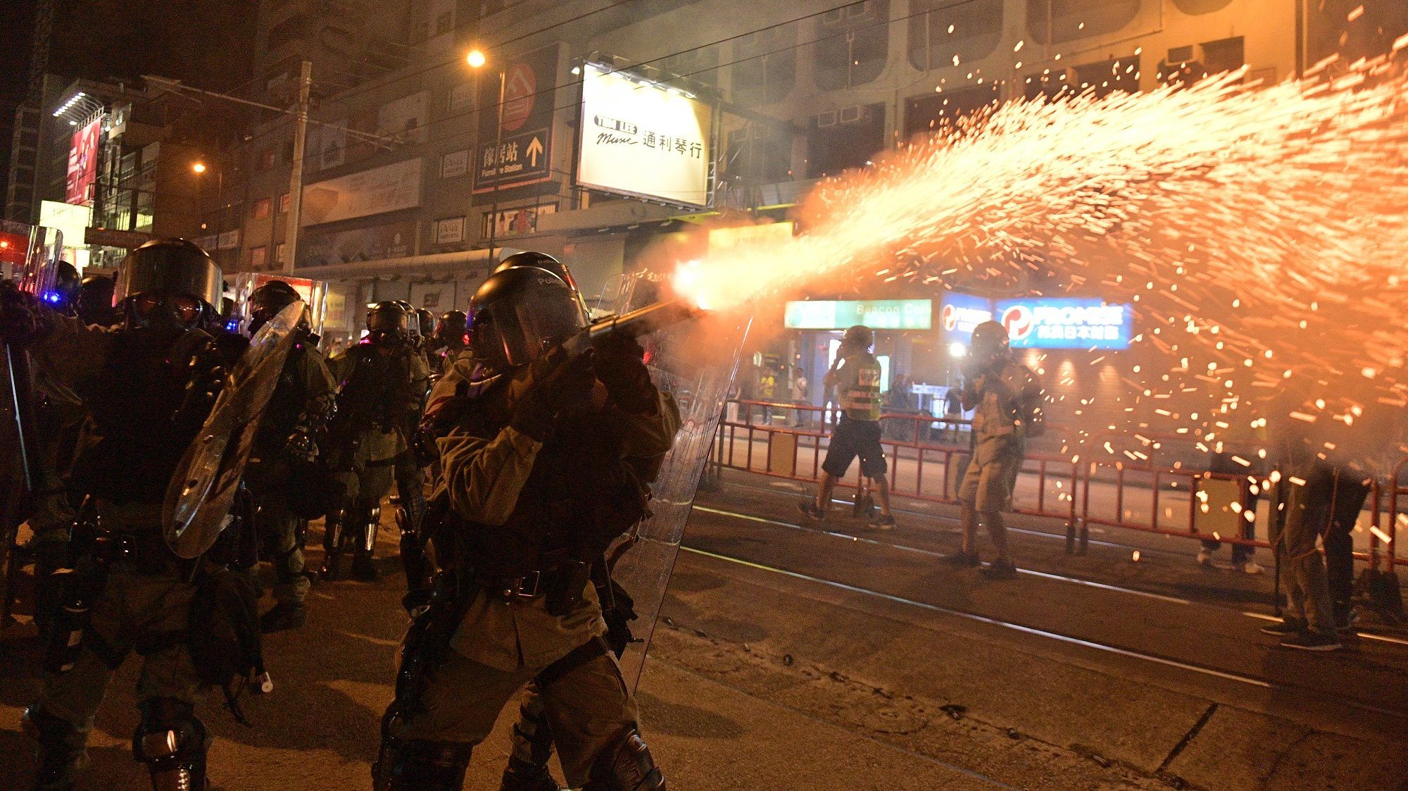 Kínai zászlókat gyújtogattak Hongkongban, a rendőrök könnygázzal válaszoltak