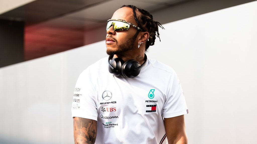 Lewis Hamilton kiütötte egy rajongó kezéből a mobiltelefont