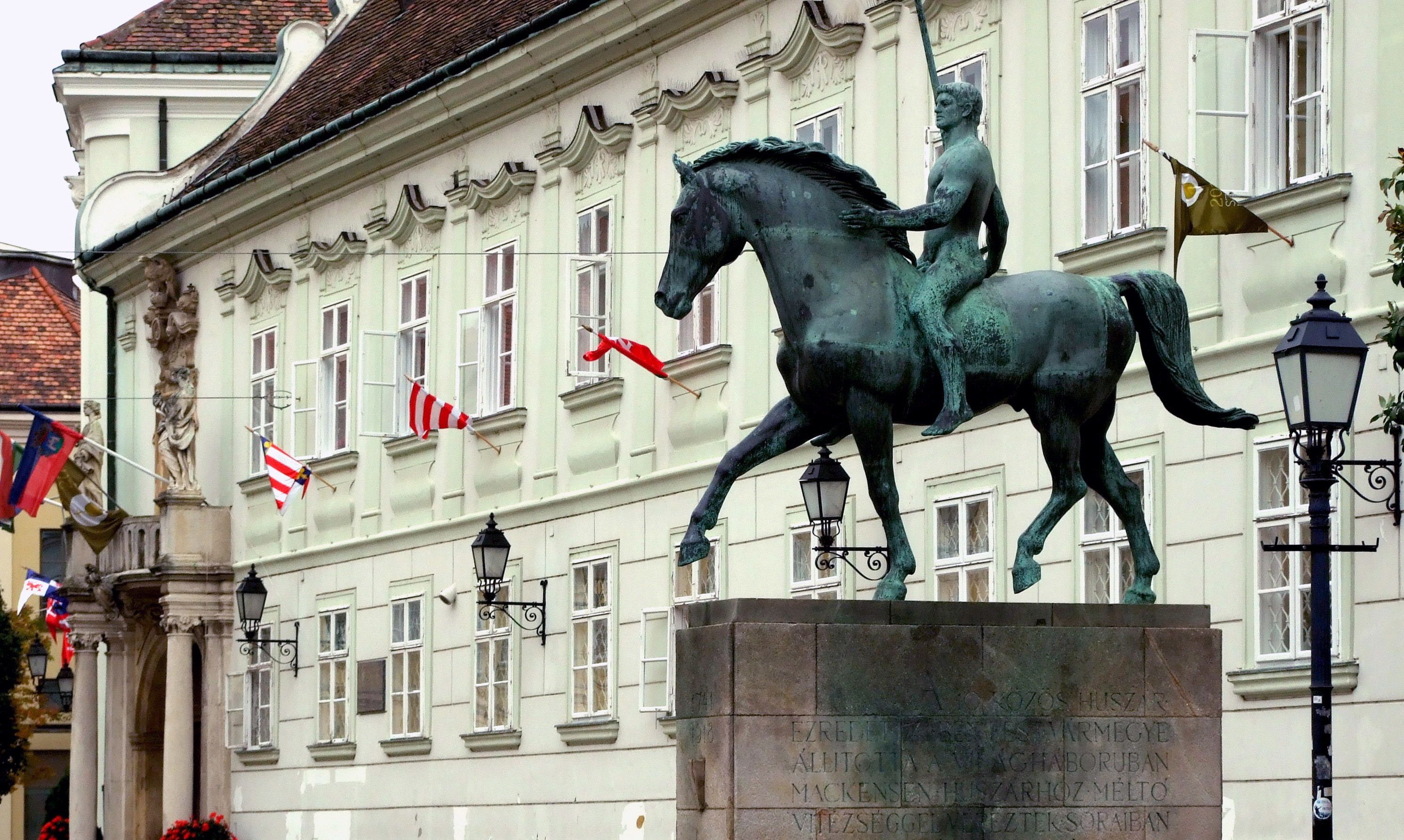 Feladta magát a férfi, aki letörte a kardot a székesfehérvári lovas szoborról