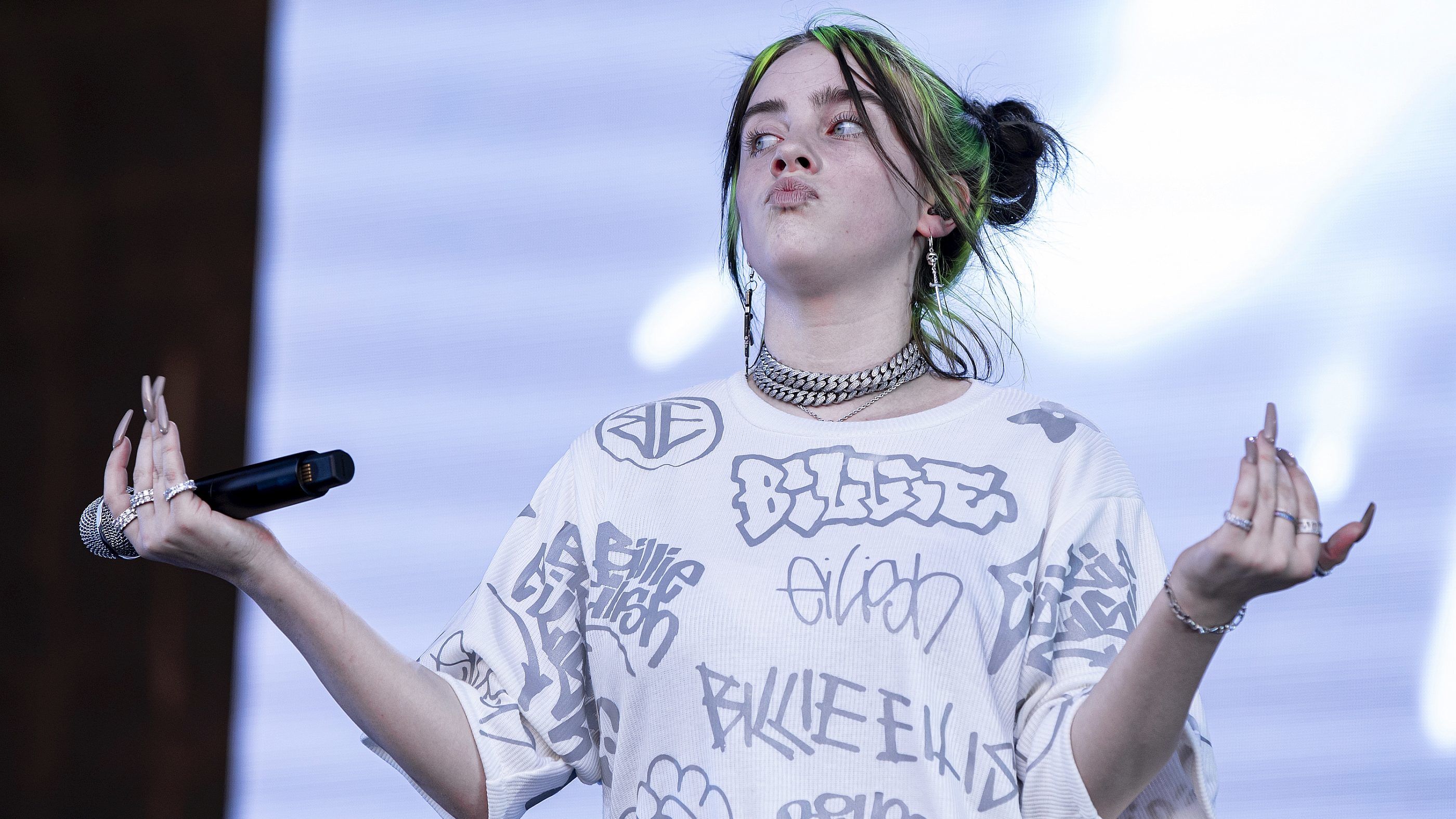 Billie Eilish a vezetés közben videózó Bhad Bhabie-nek: Az utat figyeld!