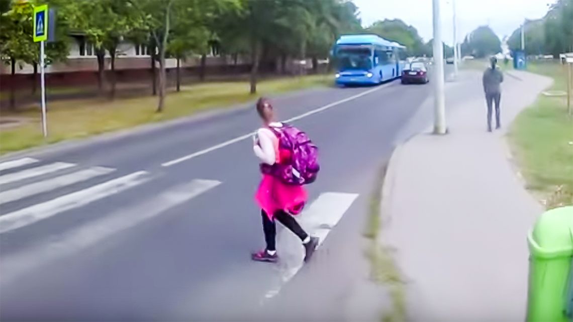 Videón, ahogy a 85-ös busz majdnem elgázol egy kőbányai kislányt, amikor át akar kelni a zebrán
